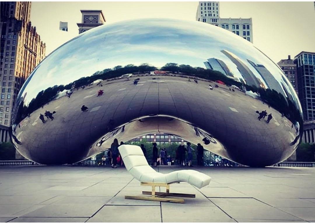 Nous avons le plaisir de présenter cette chaise sculpturale en forme de vague dans le style de Milo Baughman, vers les années 1970. De forme curviligne, il s'adapte au corps humain et repose sur une base plate en nickel poli. Récemment retapissé