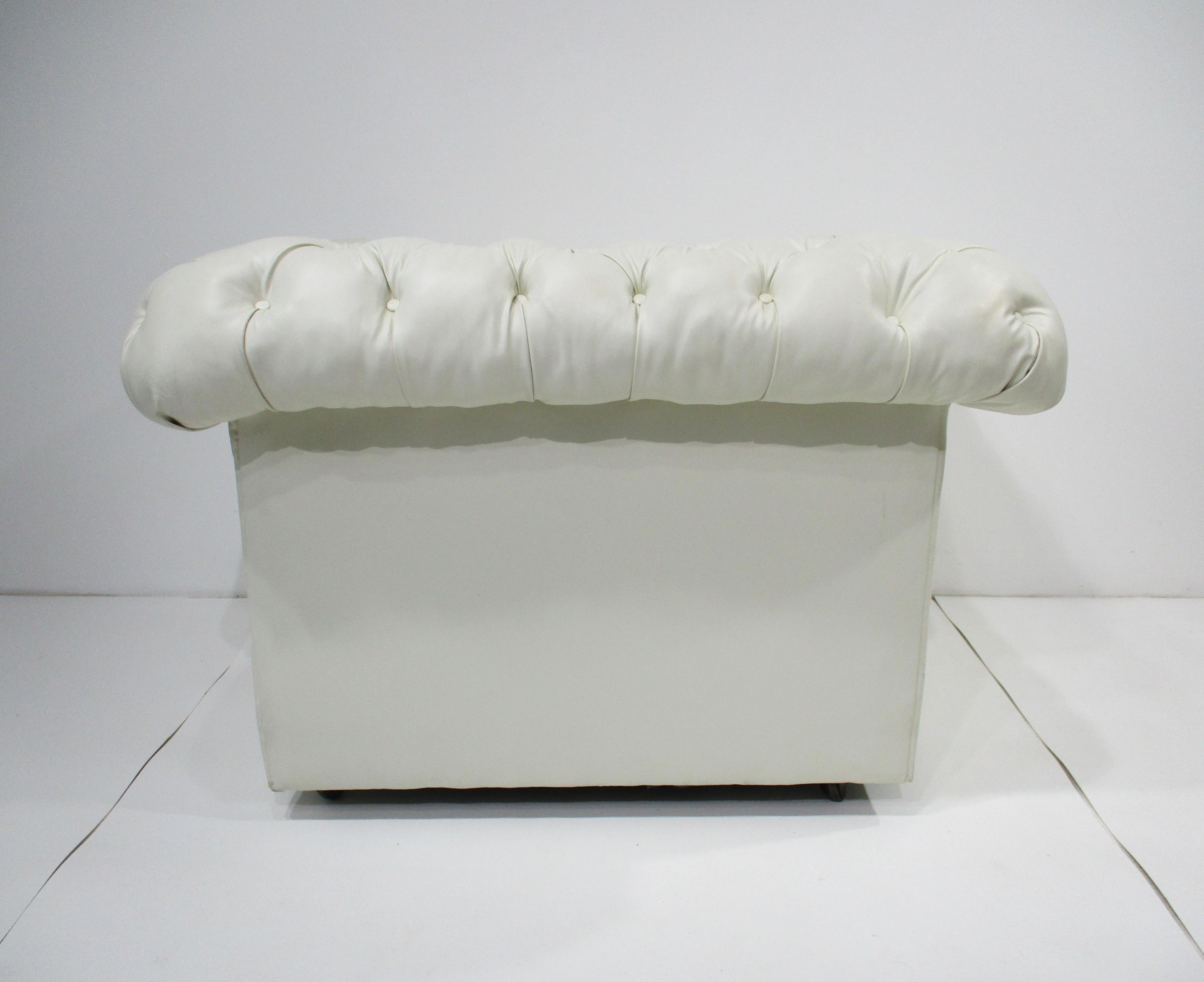 Sillones Cubo estilo Chesterfield de Milo Baughman cuero de imitación en venta