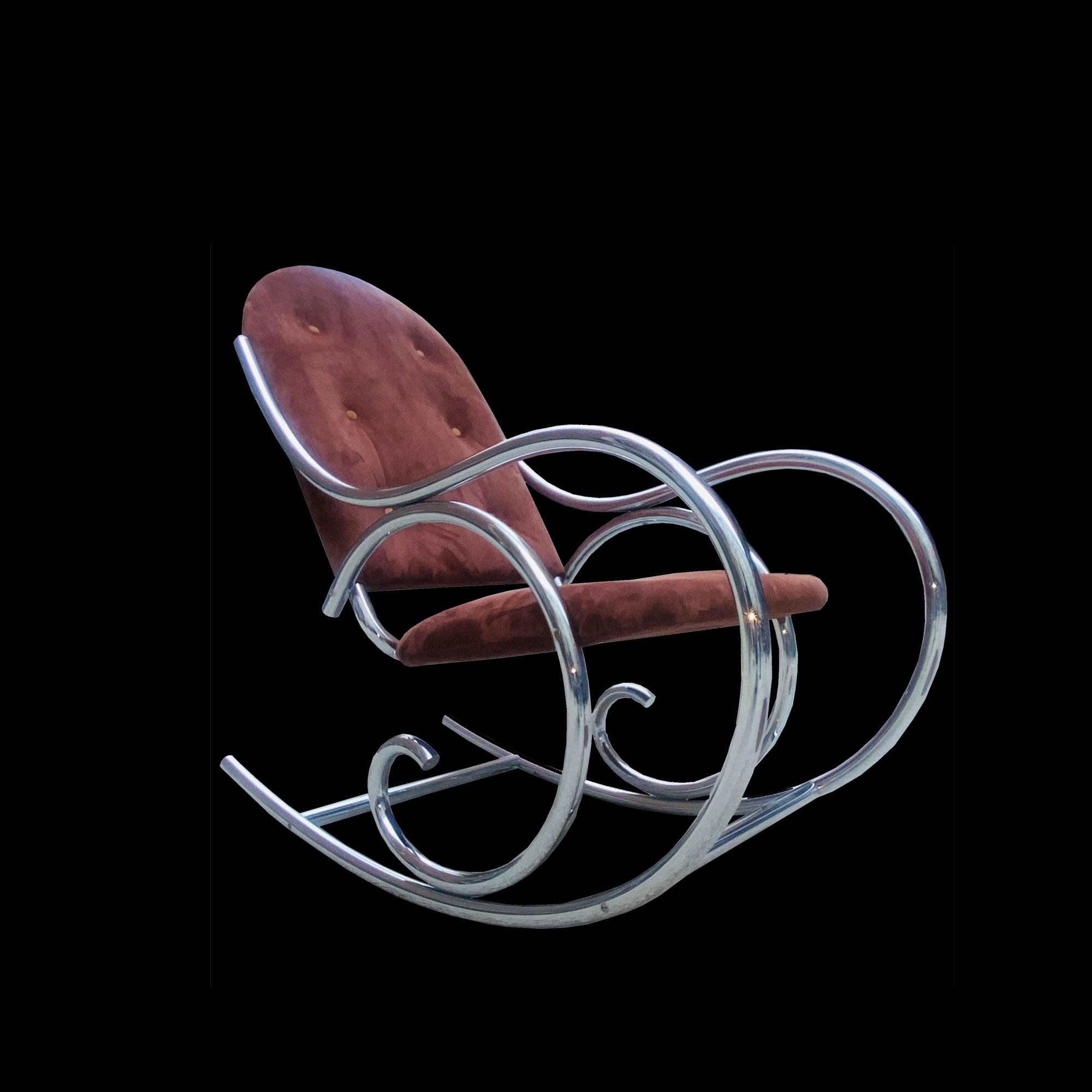 Poltrona a dondolo in pelle scamosciata e struttura cromata di Milo Baughman. poltrona sia tradizionale che moderna con uno spirito molto seventy.