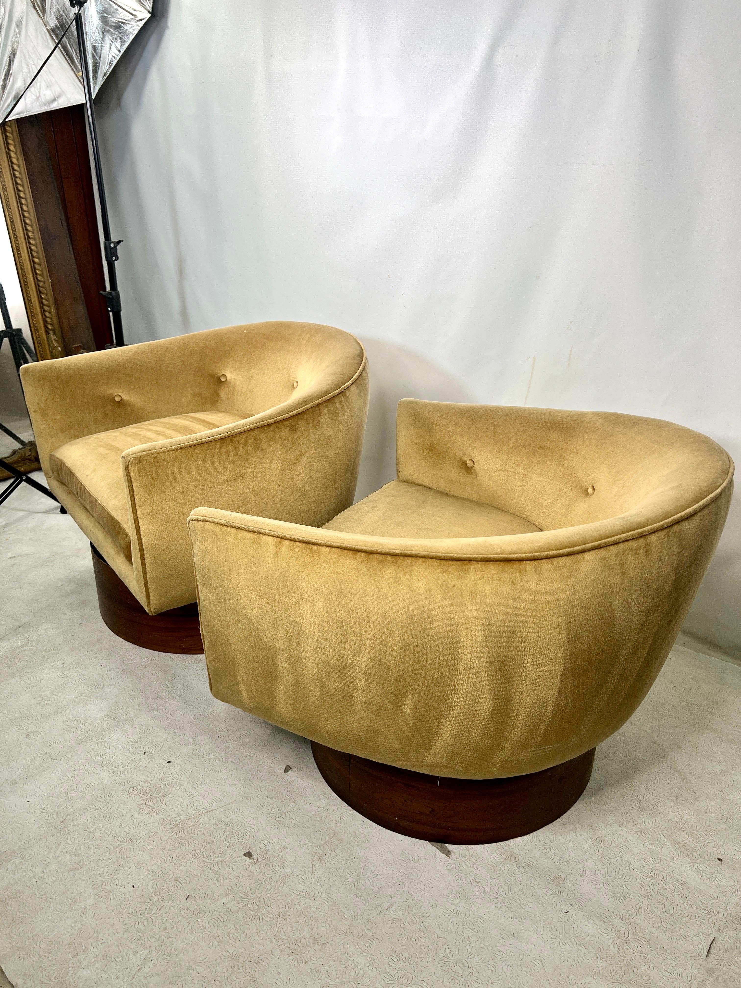 Mid-Century Modern Paire de chaises baril pivotantes Milo Baughman