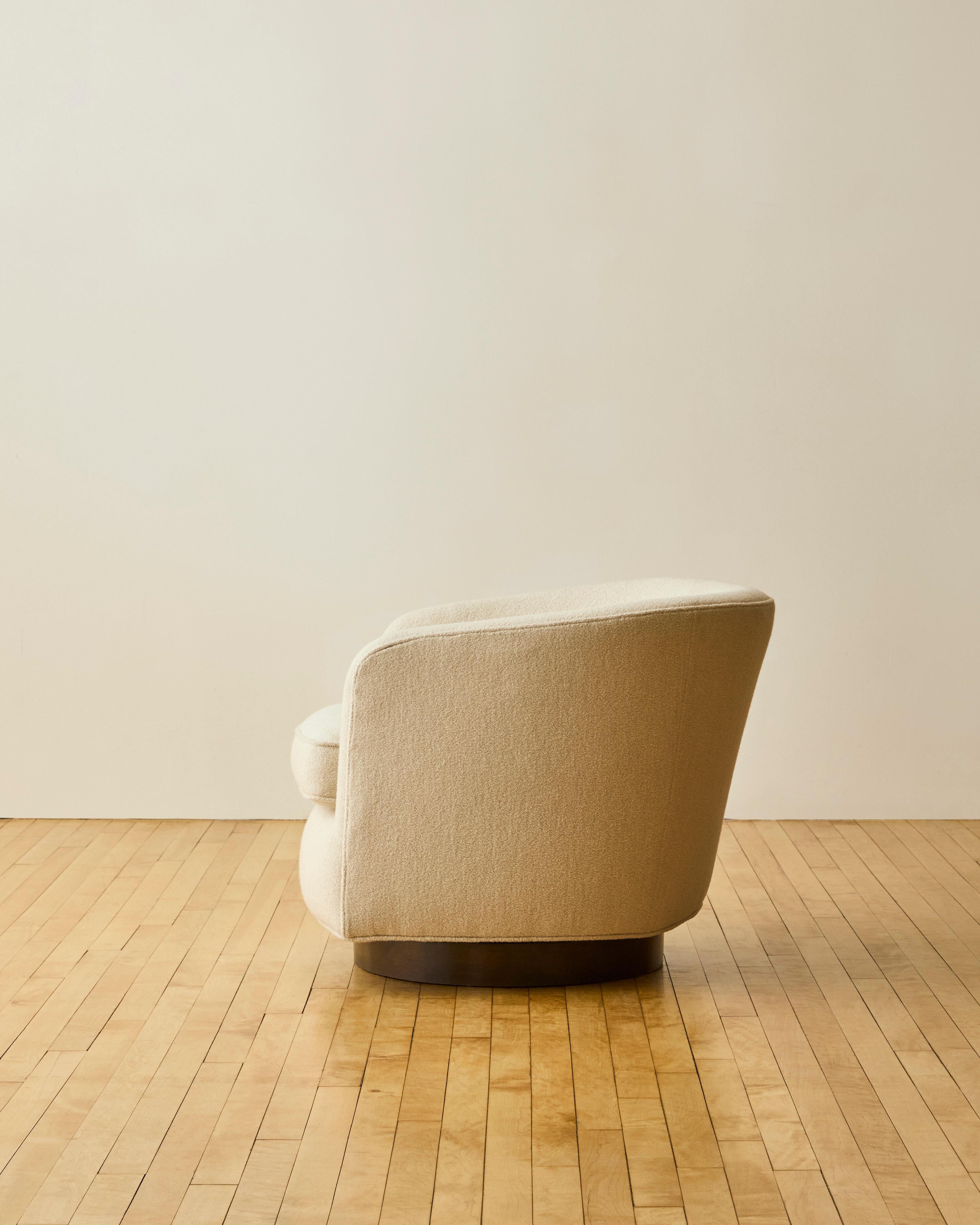 Milo Baughman Swivel Chair with Wood Base (amerikanisch) im Angebot