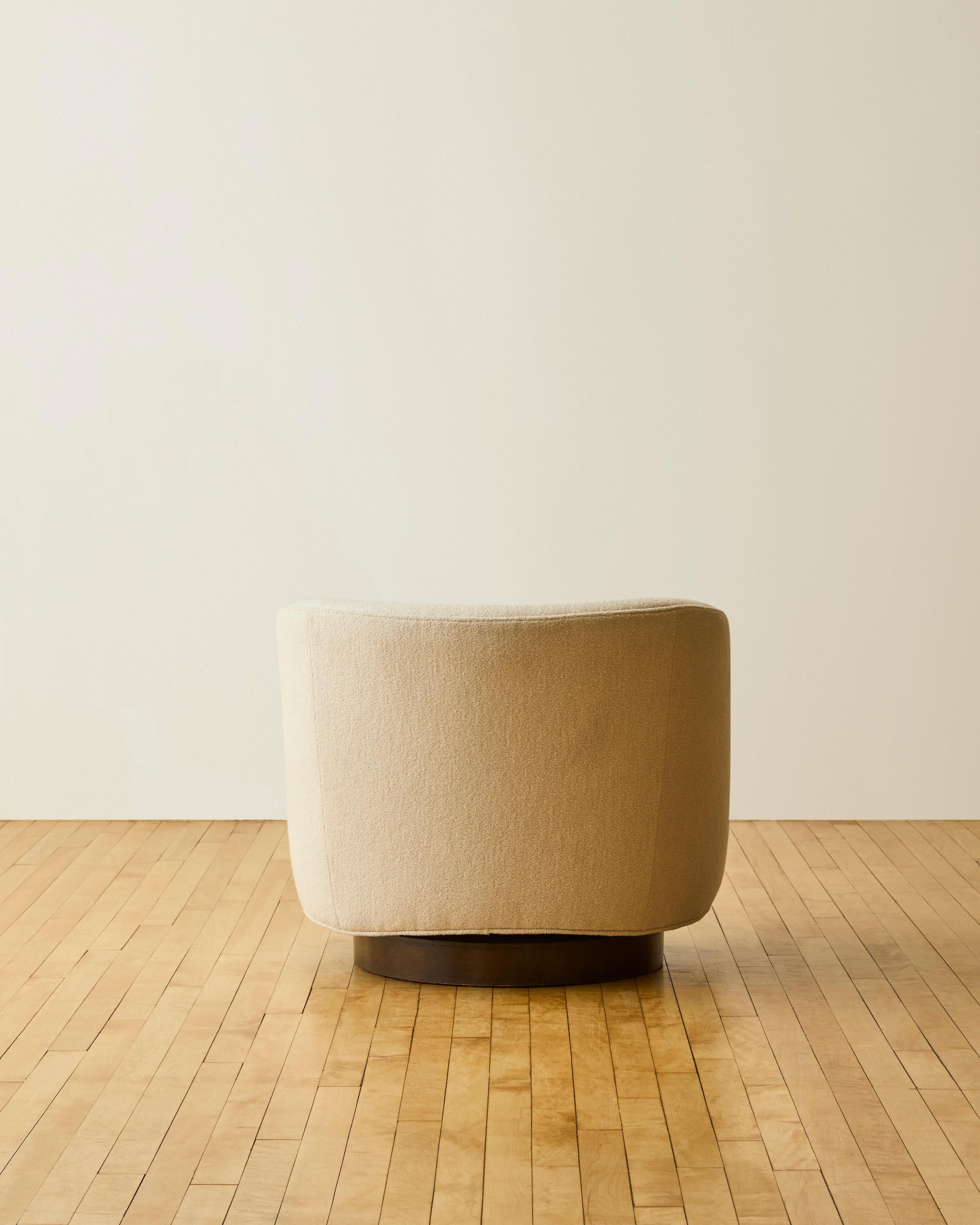 Milo Baughman Swivel Chair with Wood Base im Zustand „Gut“ im Angebot in Long Island City, NY