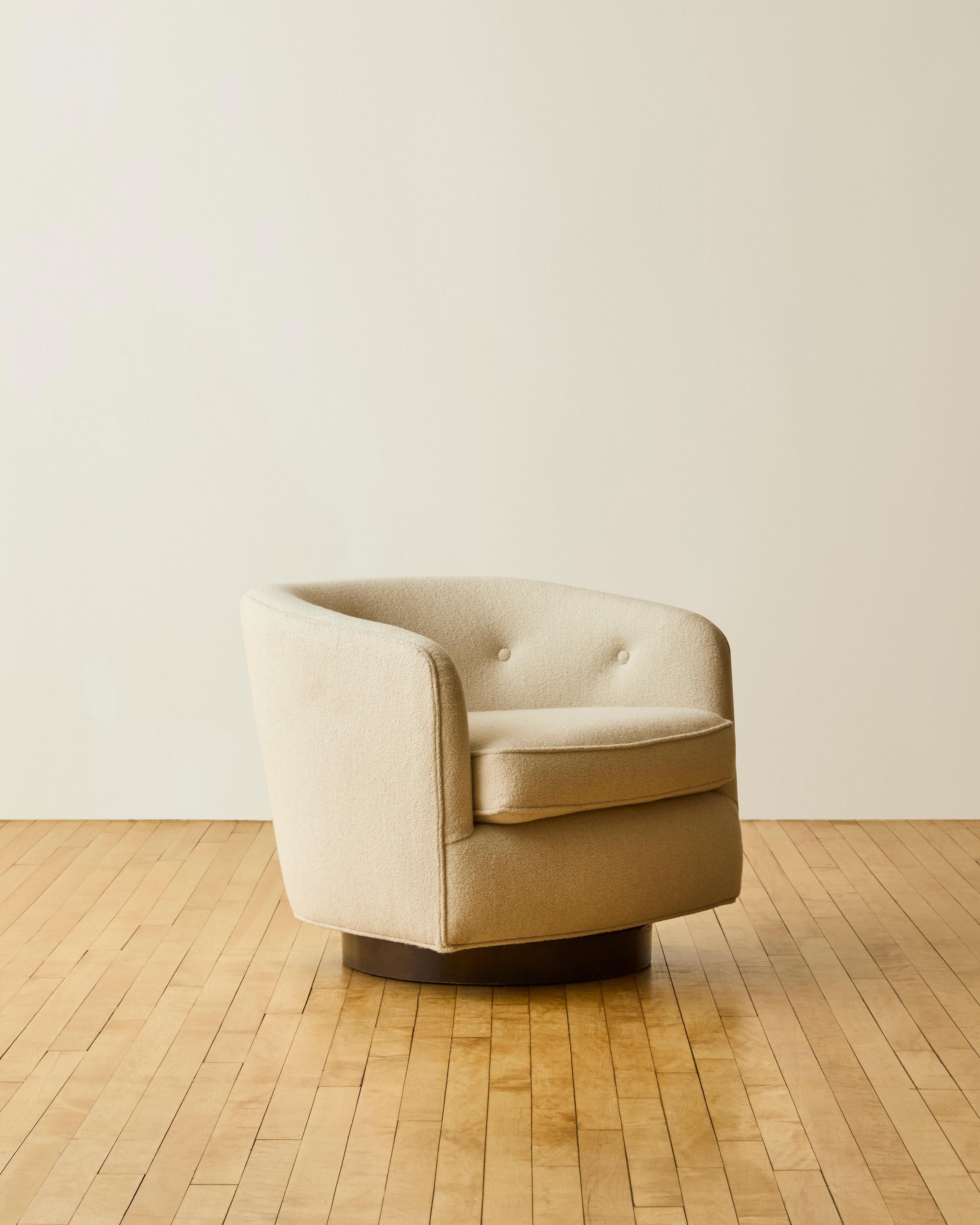 Milo Baughman Swivel Chair with Wood Base (Ende des 20. Jahrhunderts) im Angebot