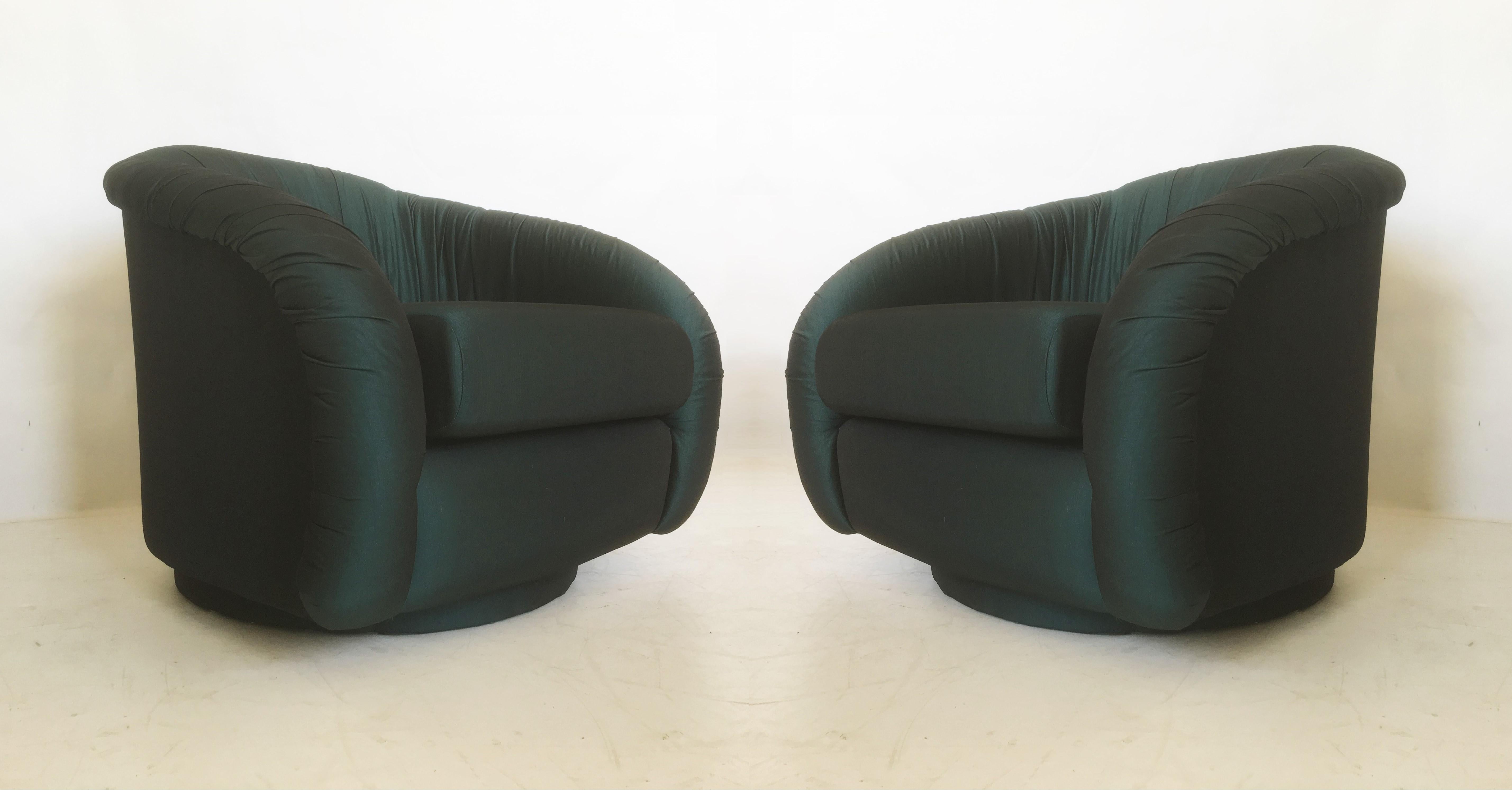 Mid-Century Modern Pair of Mid-century Swivel Chairs in the style of Milo Baughman for Directional For Sale