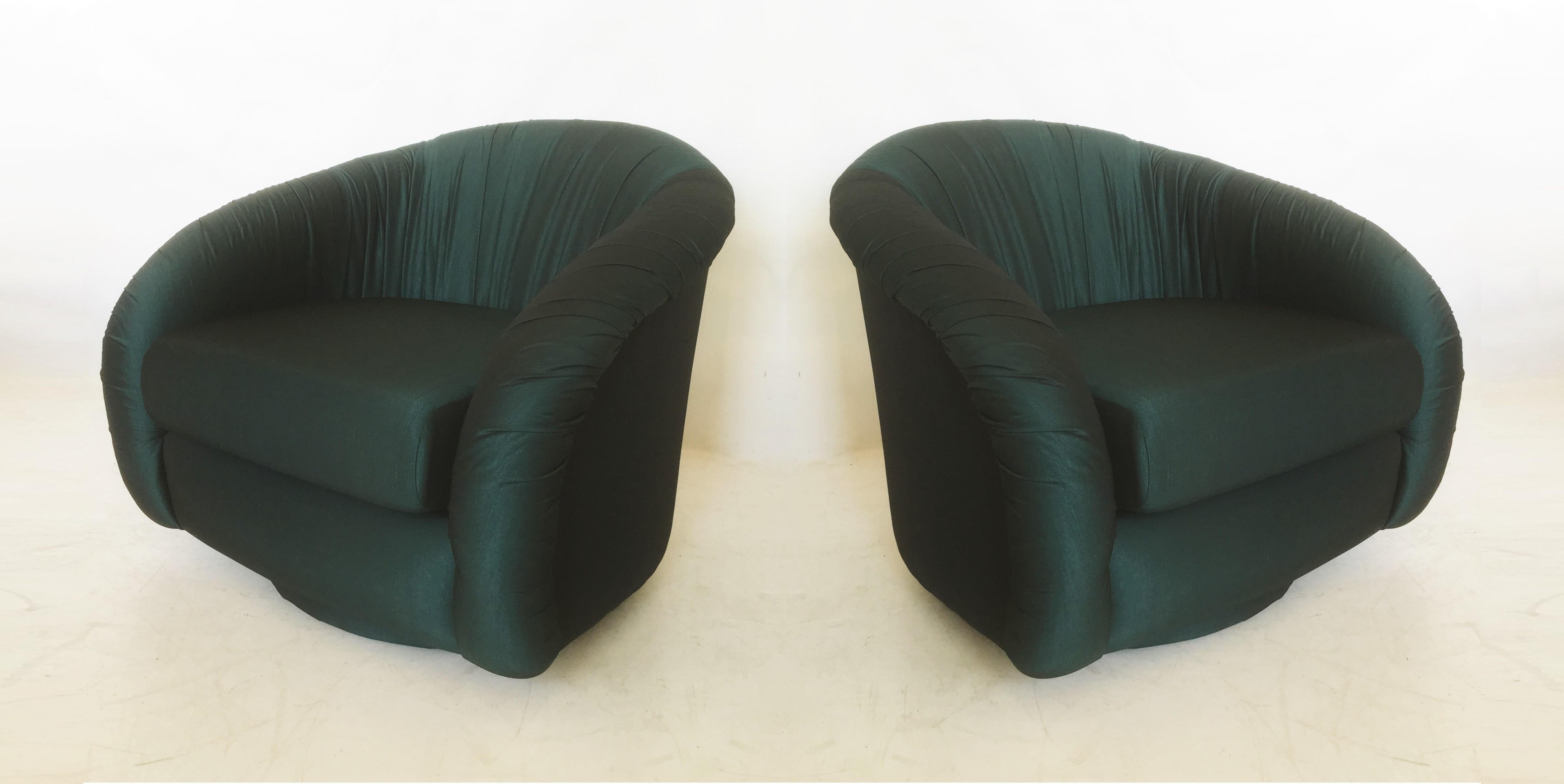 Américain Paire de chaises pivotantes du milieu du siècle dans le style de Milo Baughman pour Directional en vente