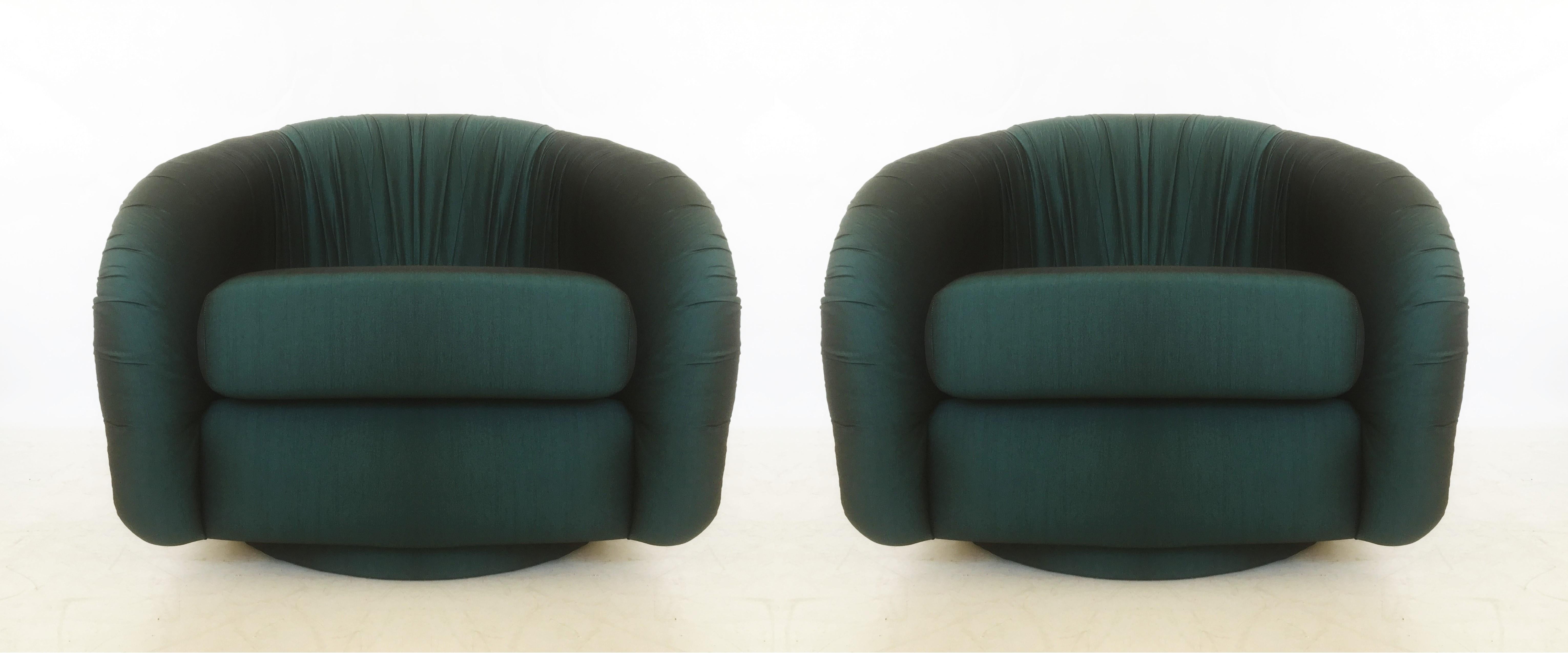 Pair of Mid-century Swivel Chairs in the style of Milo Baughman for Directional In Good Condition For Sale In Dallas, TX