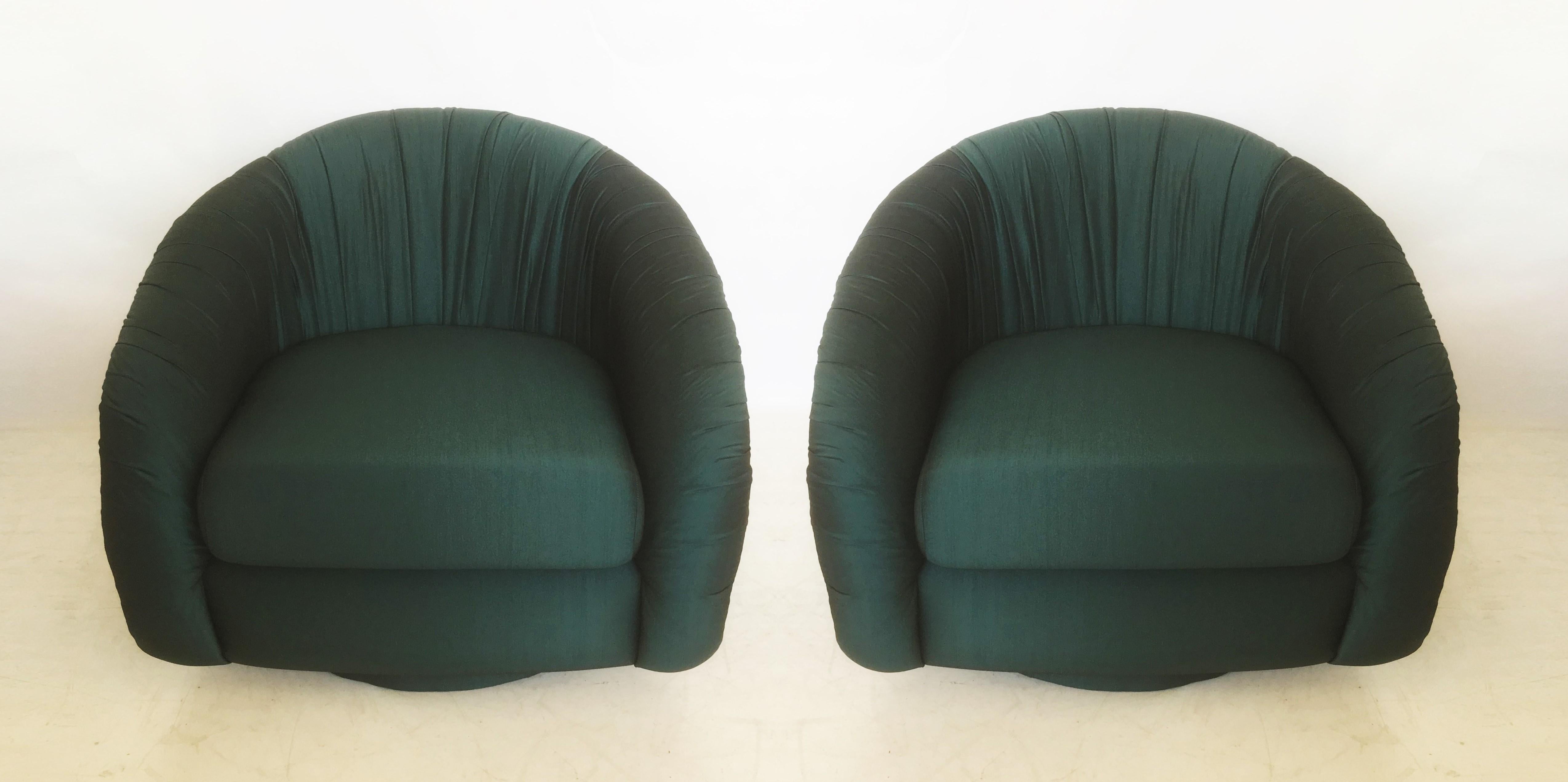 Fin du 20e siècle Paire de chaises pivotantes du milieu du siècle dans le style de Milo Baughman pour Directional en vente