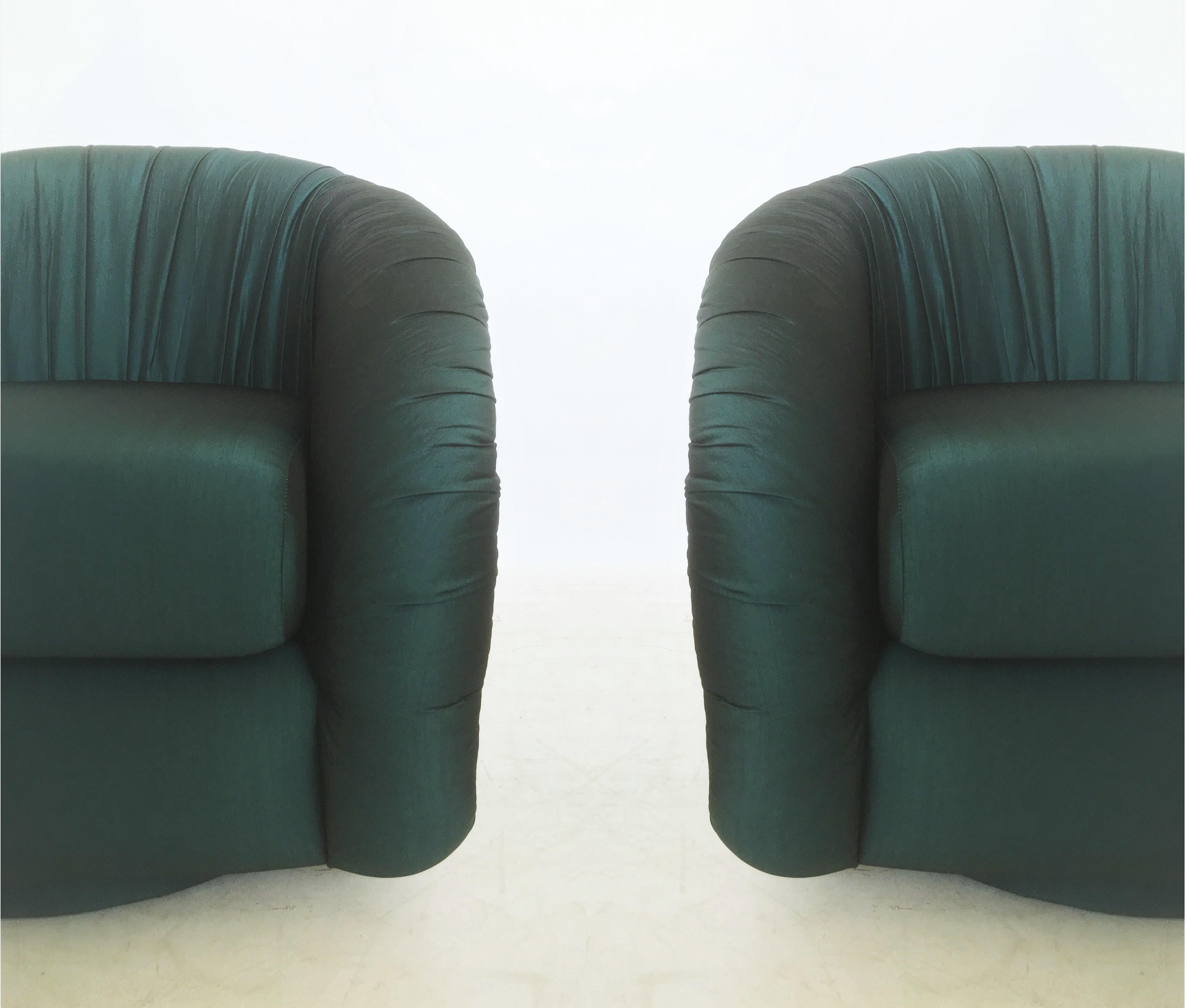 Tissu d'ameublement Paire de chaises pivotantes du milieu du siècle dans le style de Milo Baughman pour Directional en vente