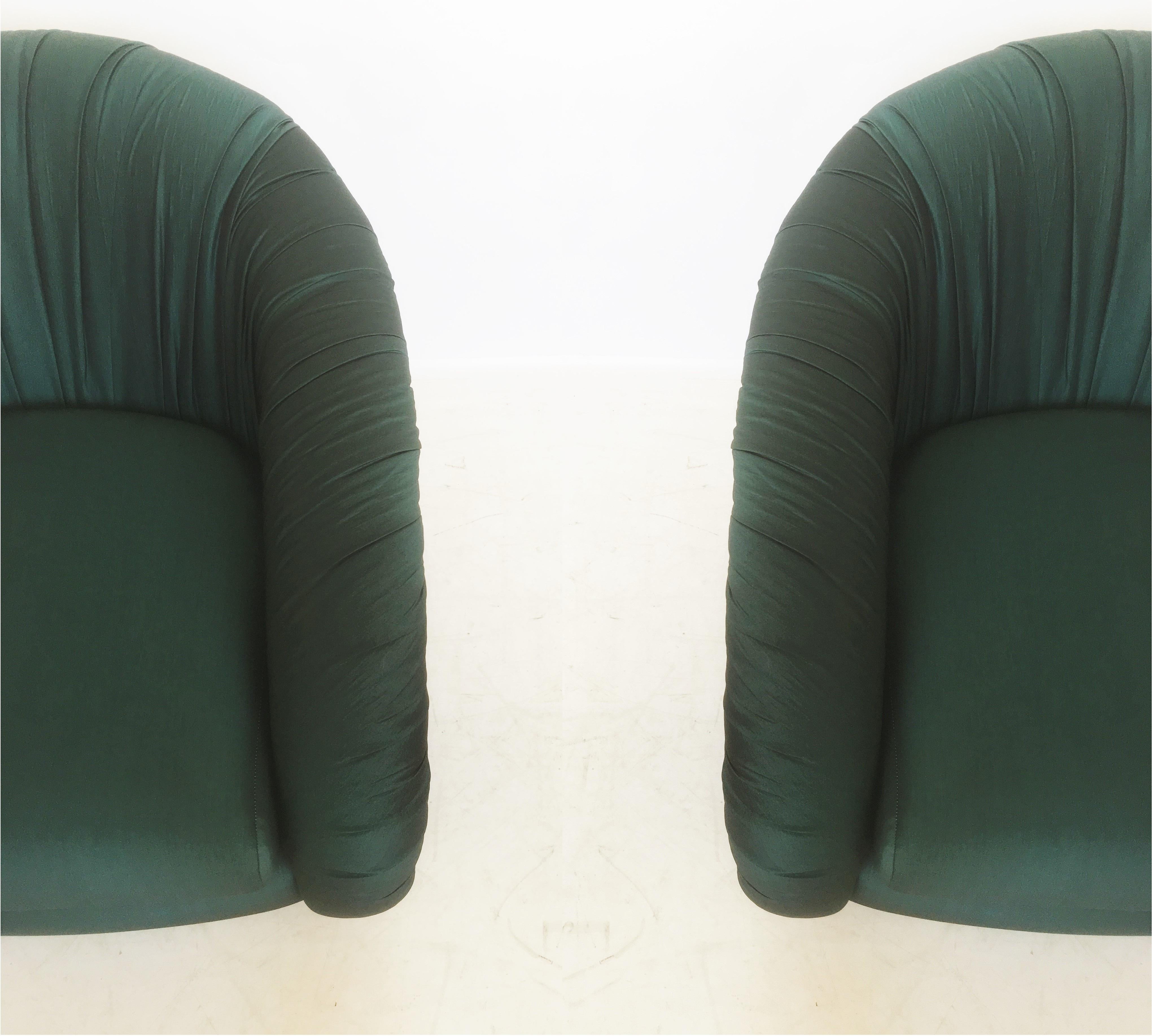Paire de chaises pivotantes du milieu du siècle dans le style de Milo Baughman pour Directional en vente 1