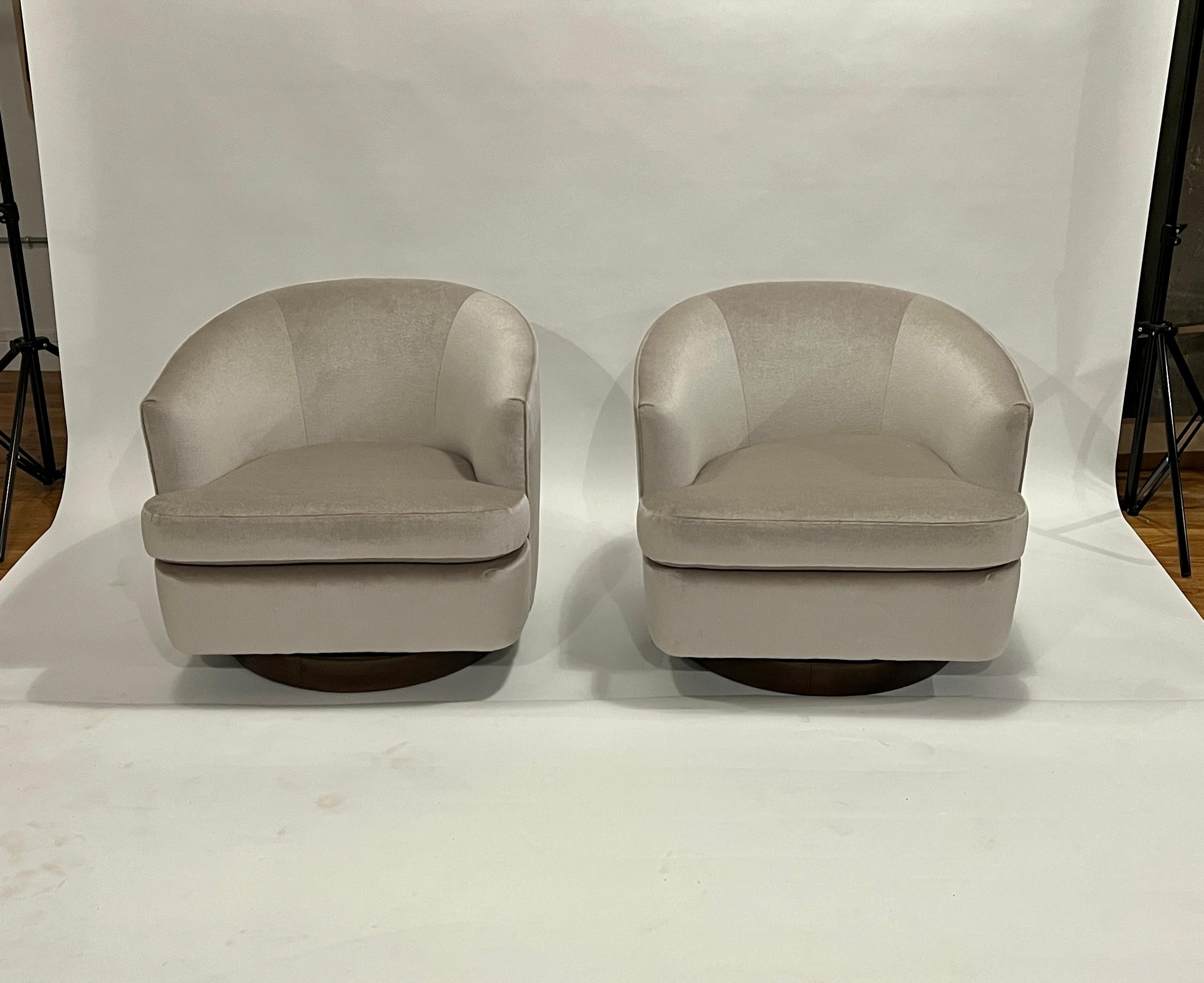 Mid-Century Modern Milo Baughman Style Swivel Chairs in Platinum Mohair