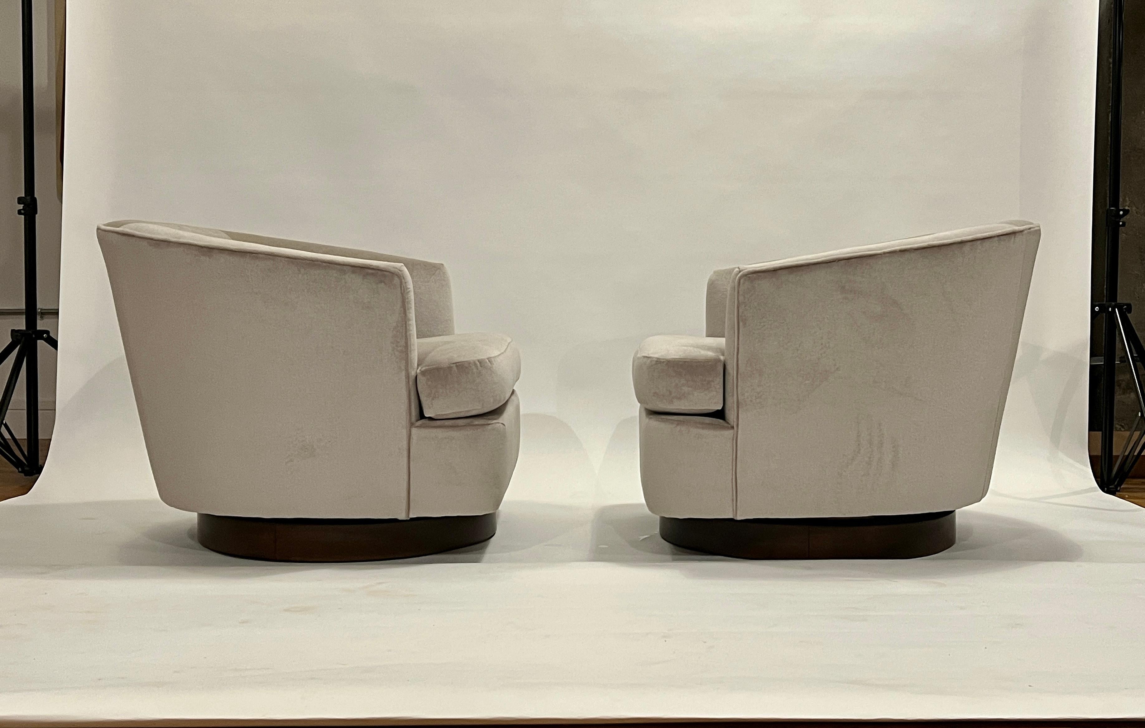 Milo Baughman Style Swivel Chairs in Platinum Mohair In Good Condition In Chicago, IL