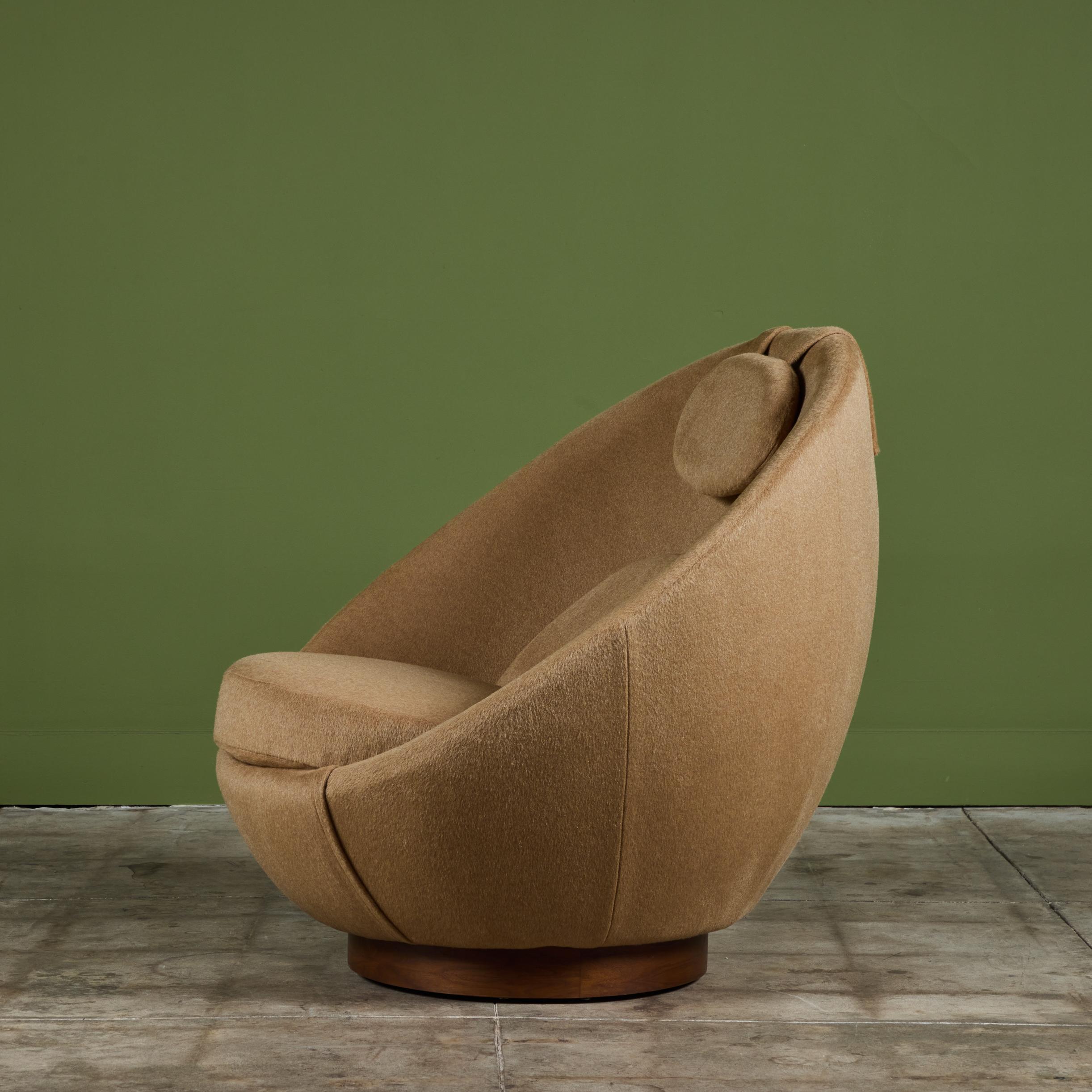 Milo Baughman Swivel Egg Lounge Chair In Excellent Condition In Los Angeles, CA