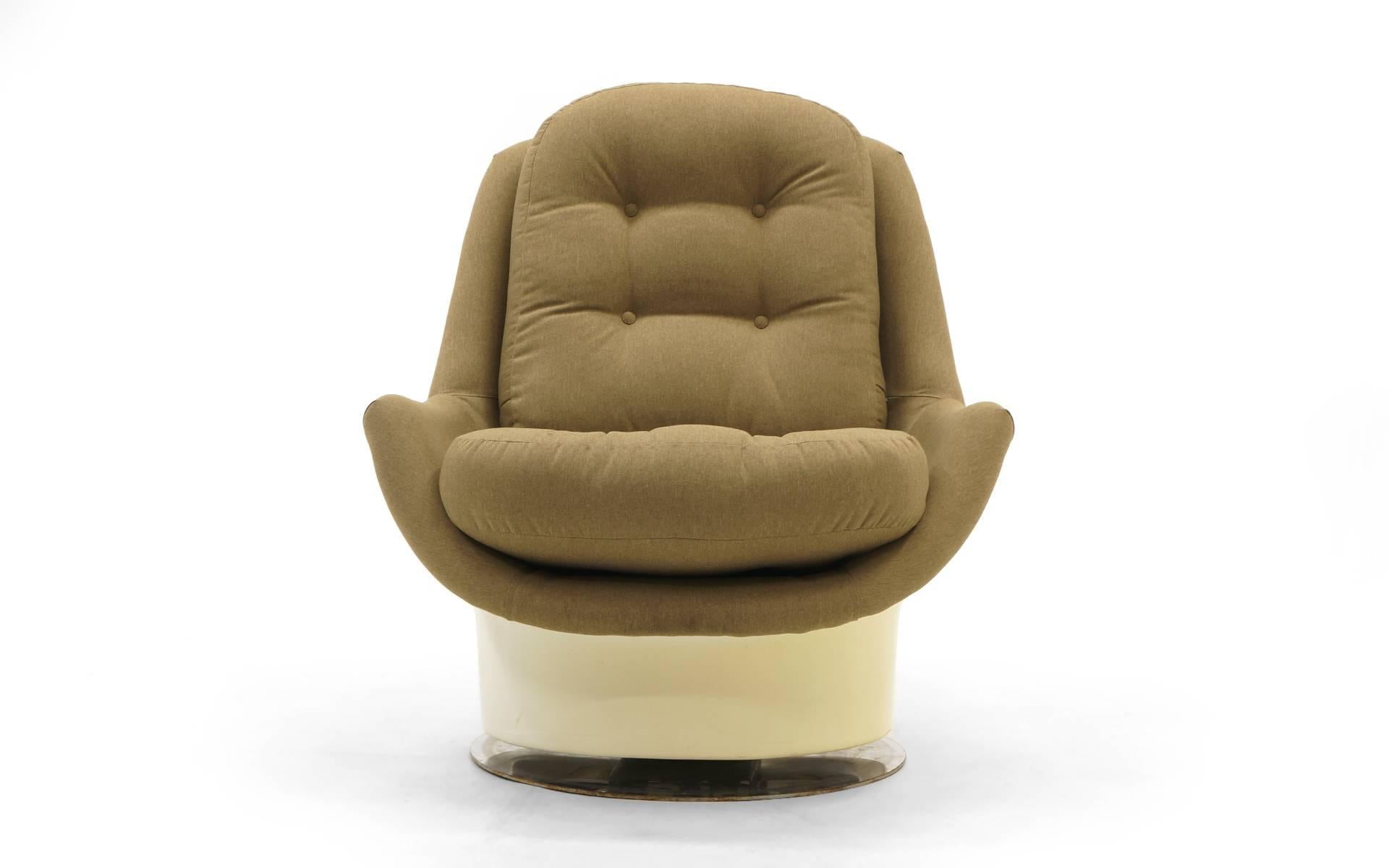 Swivel lounge chair designed by Milo Baughman for Thayer Coggin. Rare design featuring the original fiberglass shell with complete restoration to the upholstery. This is a large, very comfortable chair. The construction is of the highest quality and