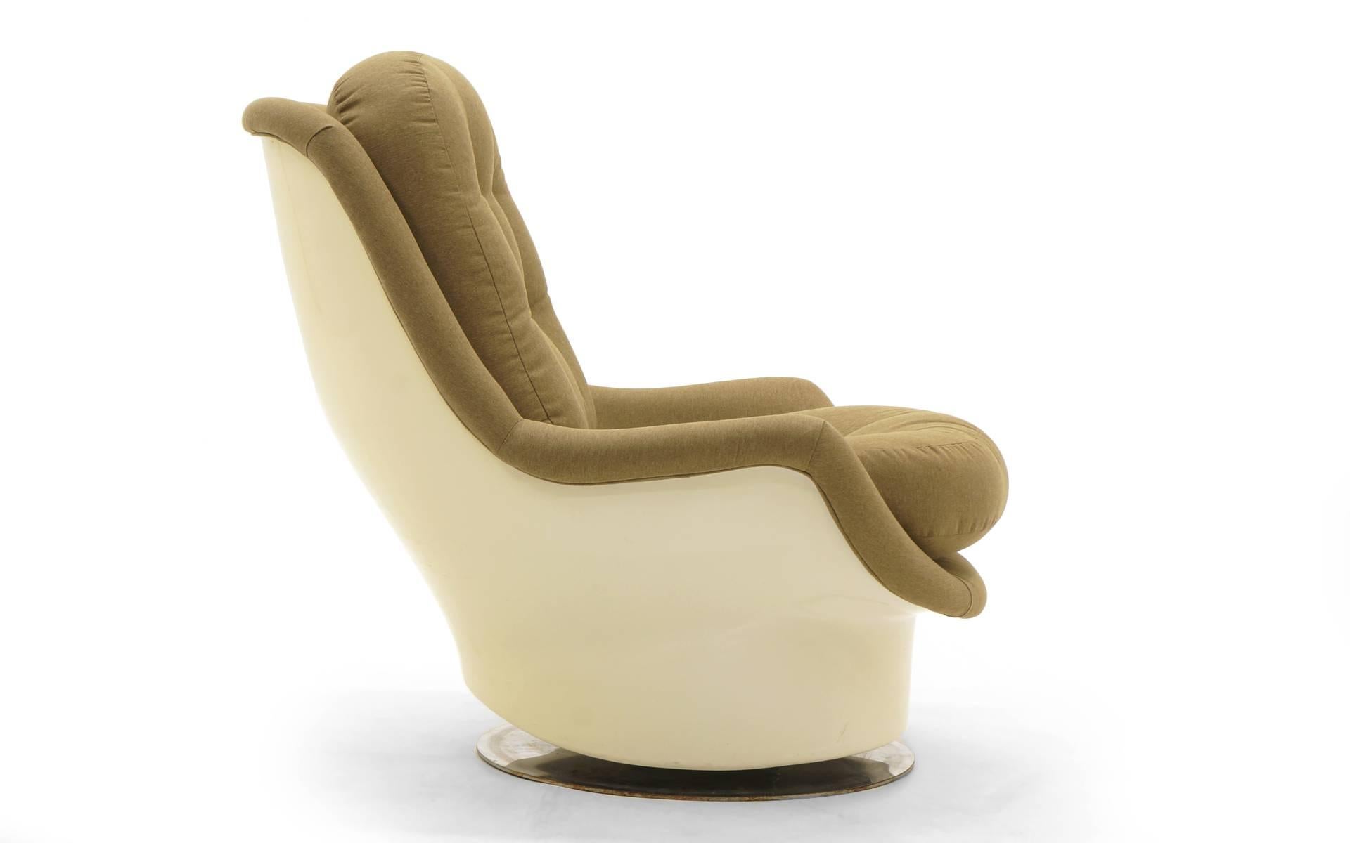Mid-Century Modern Milo Baughman Swivel Lounge Chair, Fiberglass Shell and New Upholstery