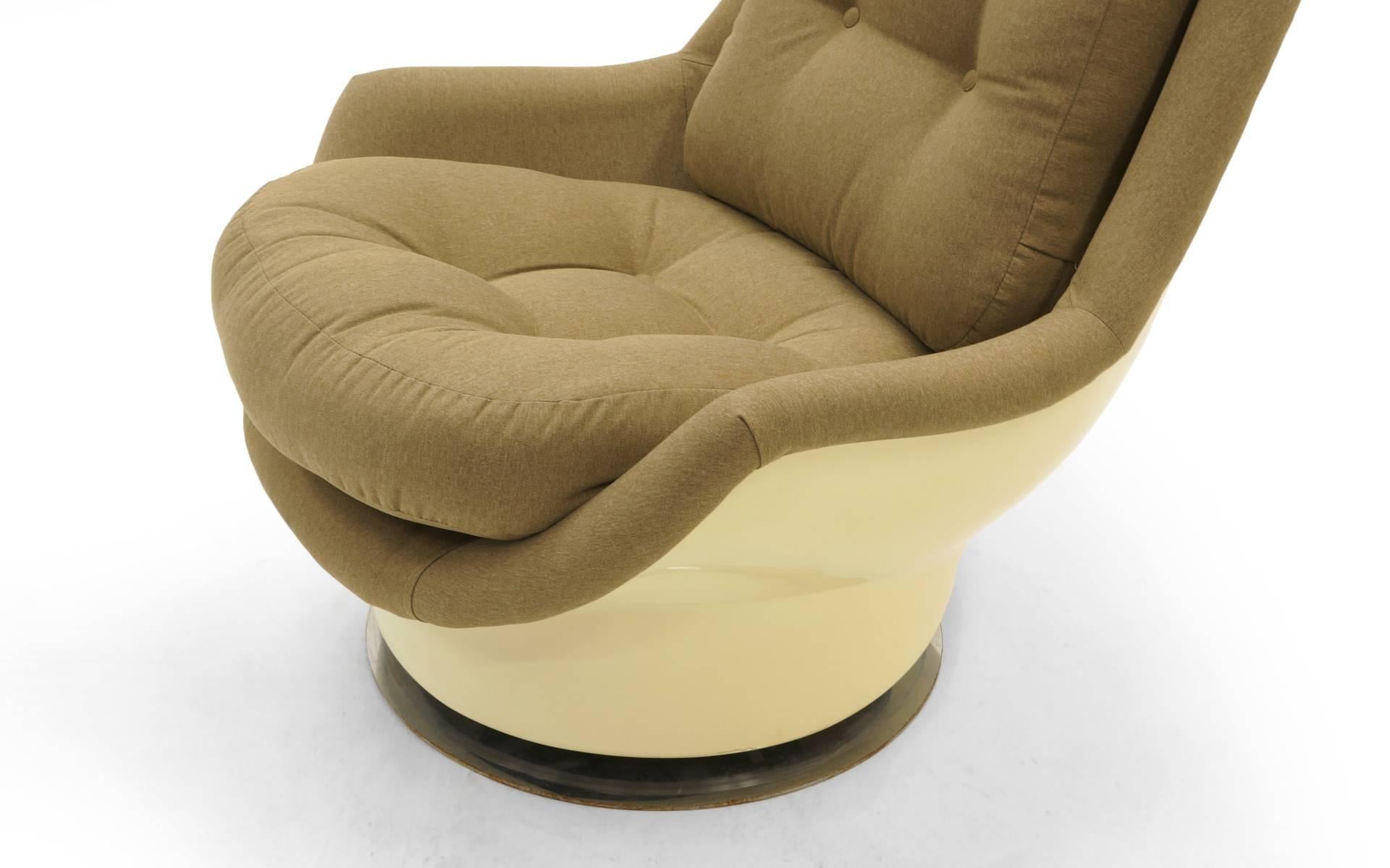 Milo Baughman Swivel Lounge Chair, Fiberglass Shell and New Upholstery In Excellent Condition In Kansas City, MO