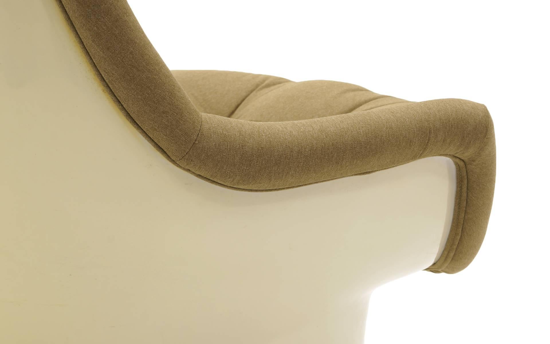 Milo Baughman Swivel Lounge Chair, Fiberglass Shell and New Upholstery 1