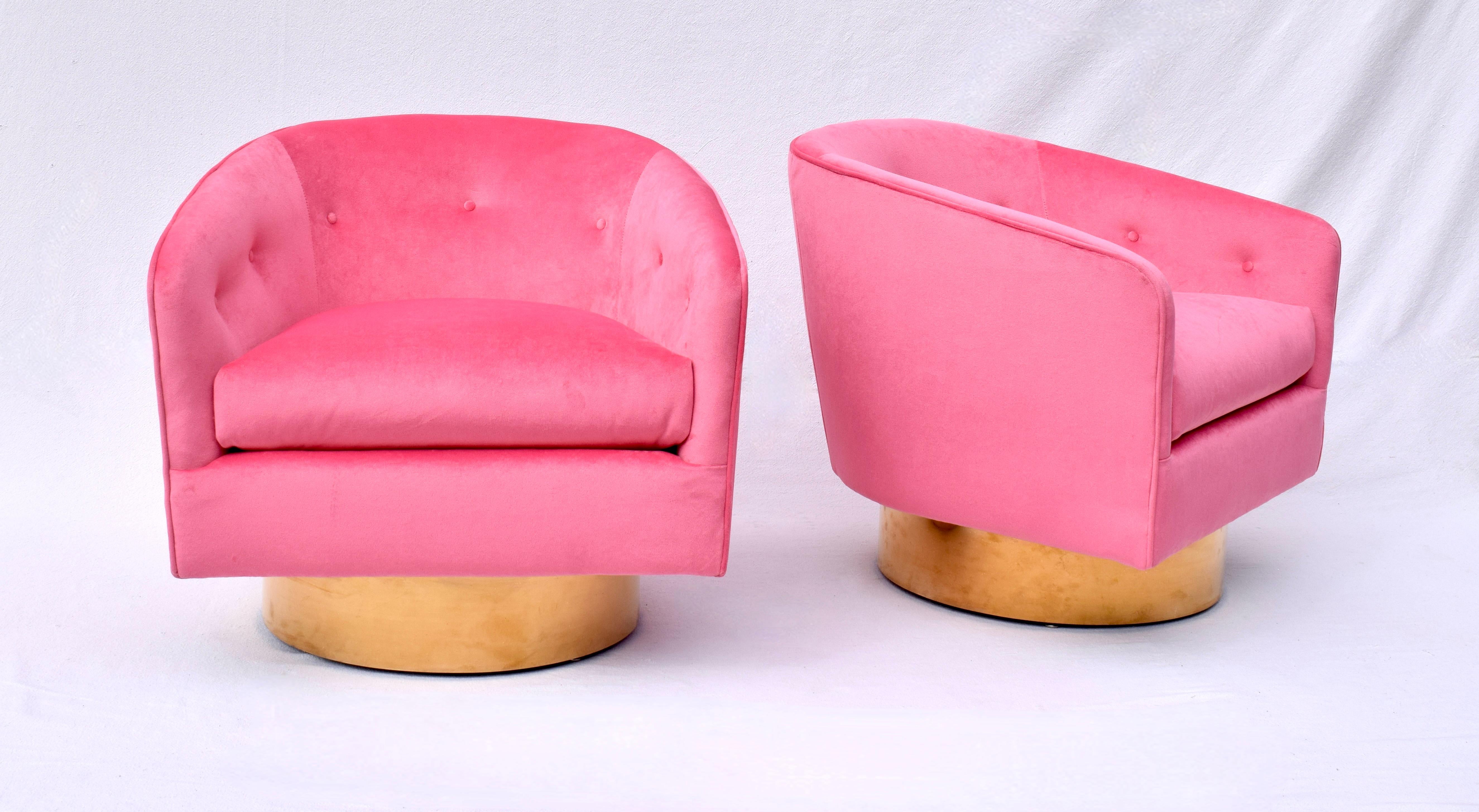 Exceptionnelle paire de fauteuils pivotants en forme de tonneau de Milo Baughman, nouvellement tapissés de velours rose vif et dotés de nouvelles bases en laiton doré personnalisées. Exquis, prêt à l'emploi.