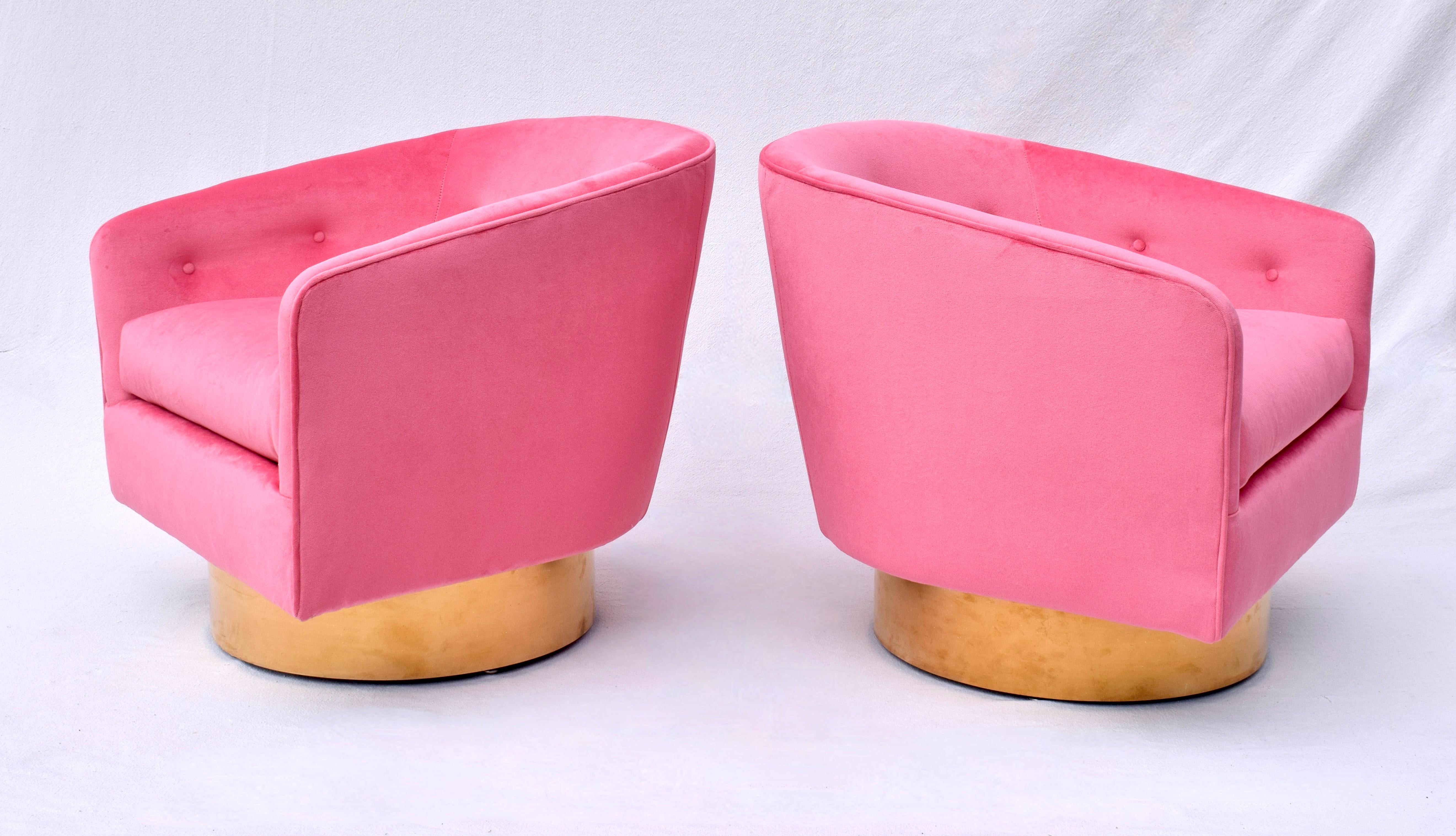 Mid-Century Modern Milo Baughman Swivel Lounge Chairs on Brass Base With Pink Velvet For Sale