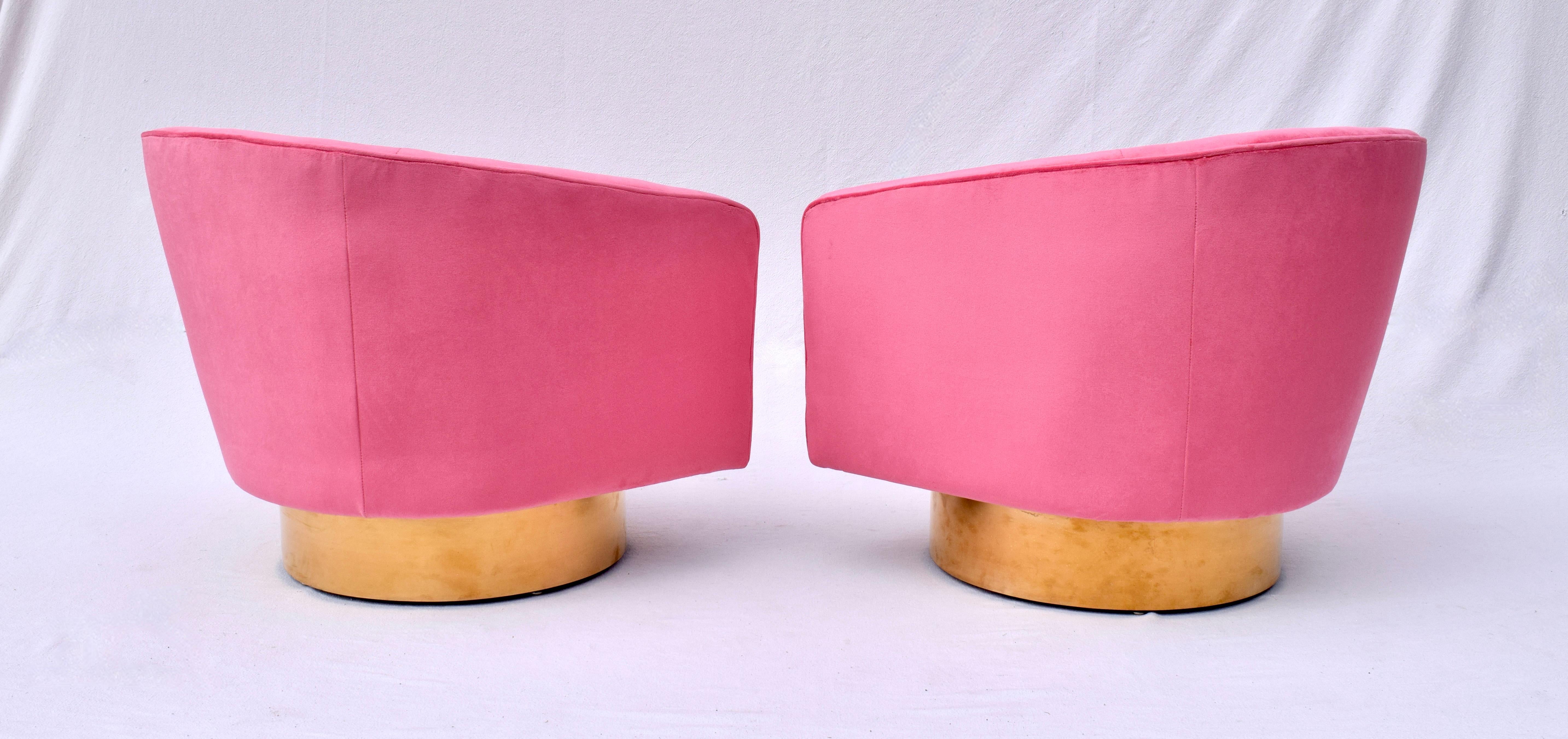 20th Century Milo Baughman Swivel Lounge Chairs on Brass Base With Pink Velvet For Sale