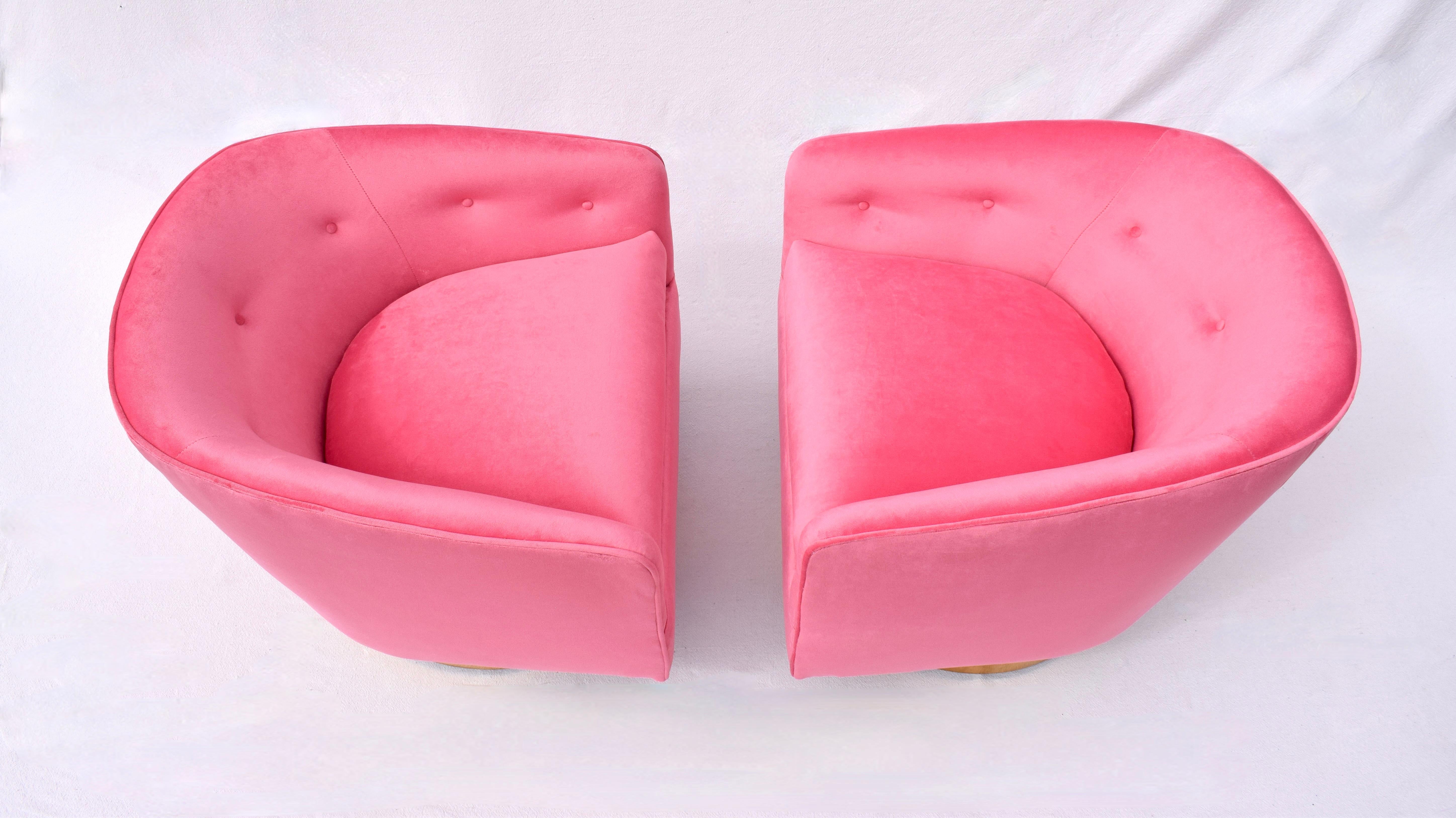 Milo Baughman Swivel Lounge Chairs on Brass Base With Pink Velvet For Sale 1