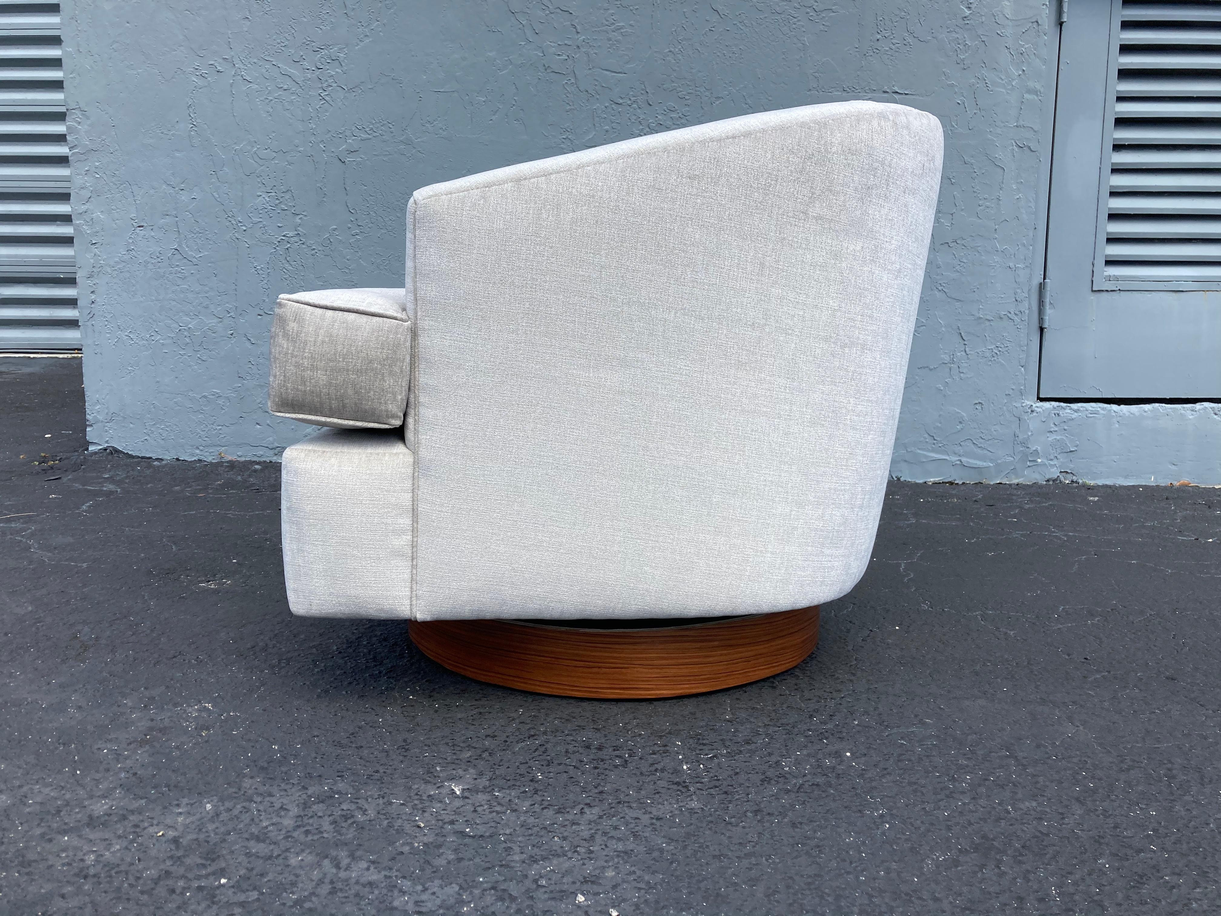 Sillas de salón giratorias al estilo de Milo Baughman, palisandro en venta 8