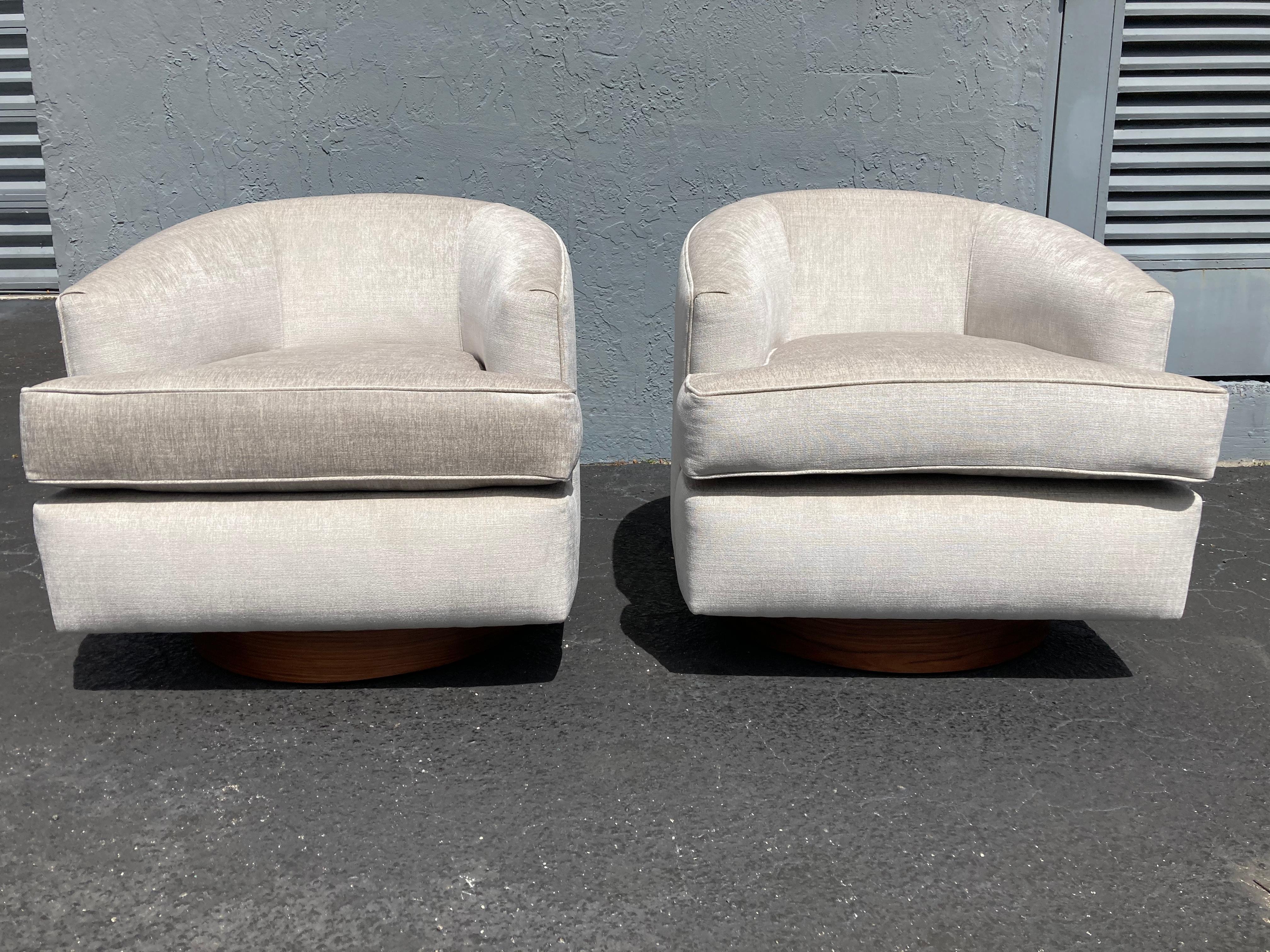 Beautiful pair of swivel Lounge chairs, reupholstered in Knoll Fabric. Rosewood veneered bases. Ready for a new home.