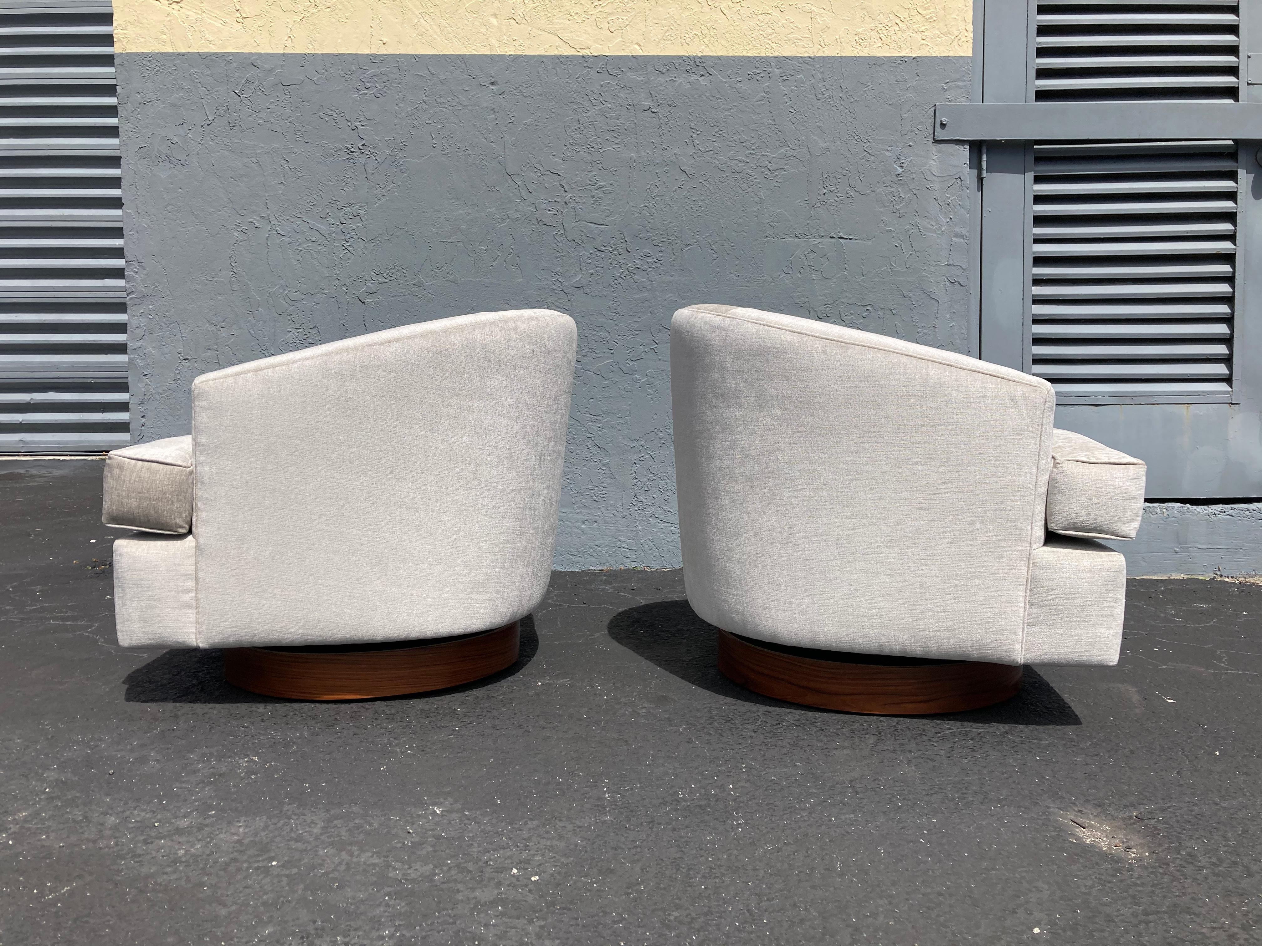 Swivel Lounge Chairs in the Style of Milo Baughman, Rosewood In Excellent Condition For Sale In Miami, FL