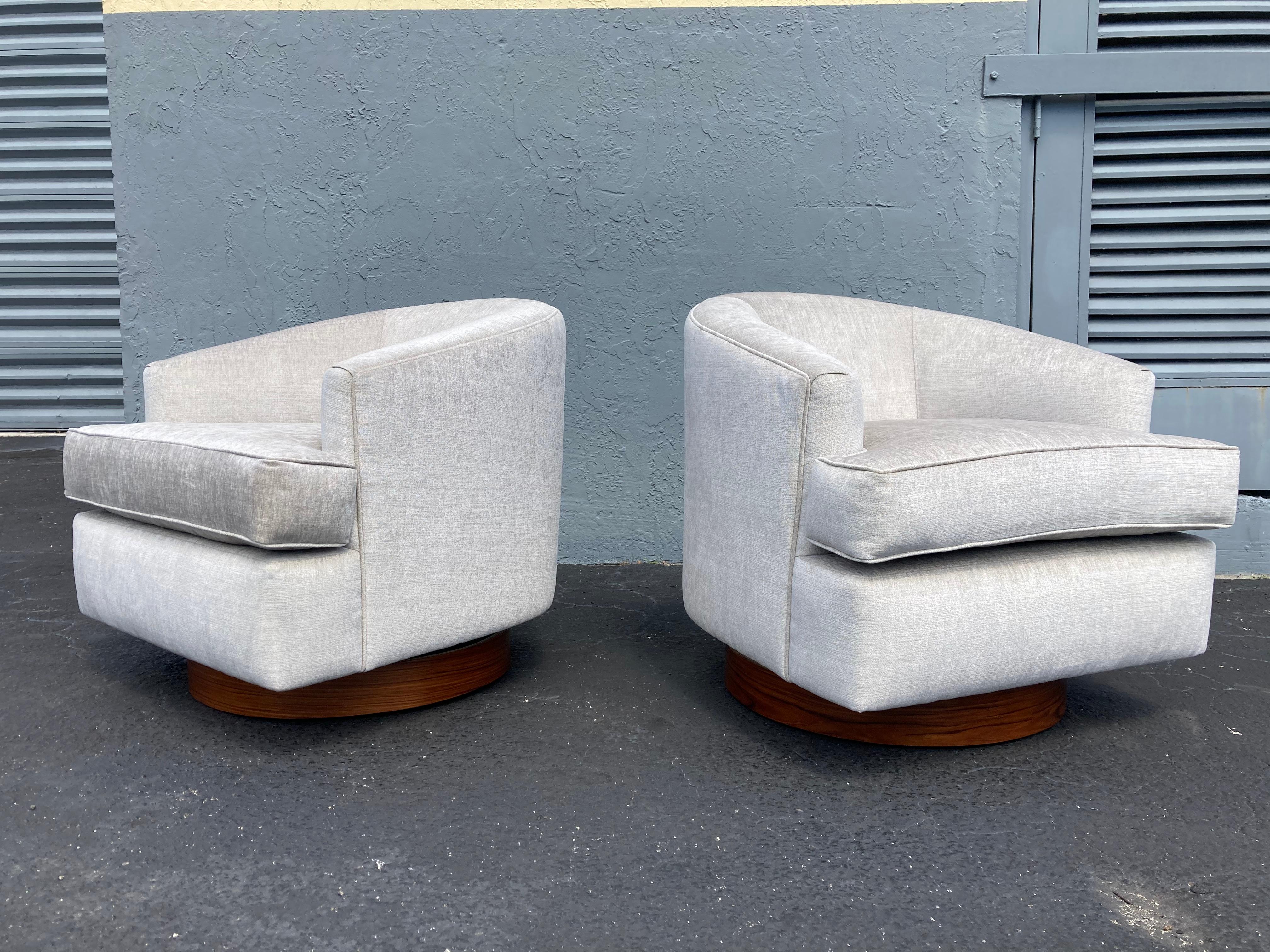 Fabric Swivel Lounge Chairs in the Style of Milo Baughman, Rosewood For Sale