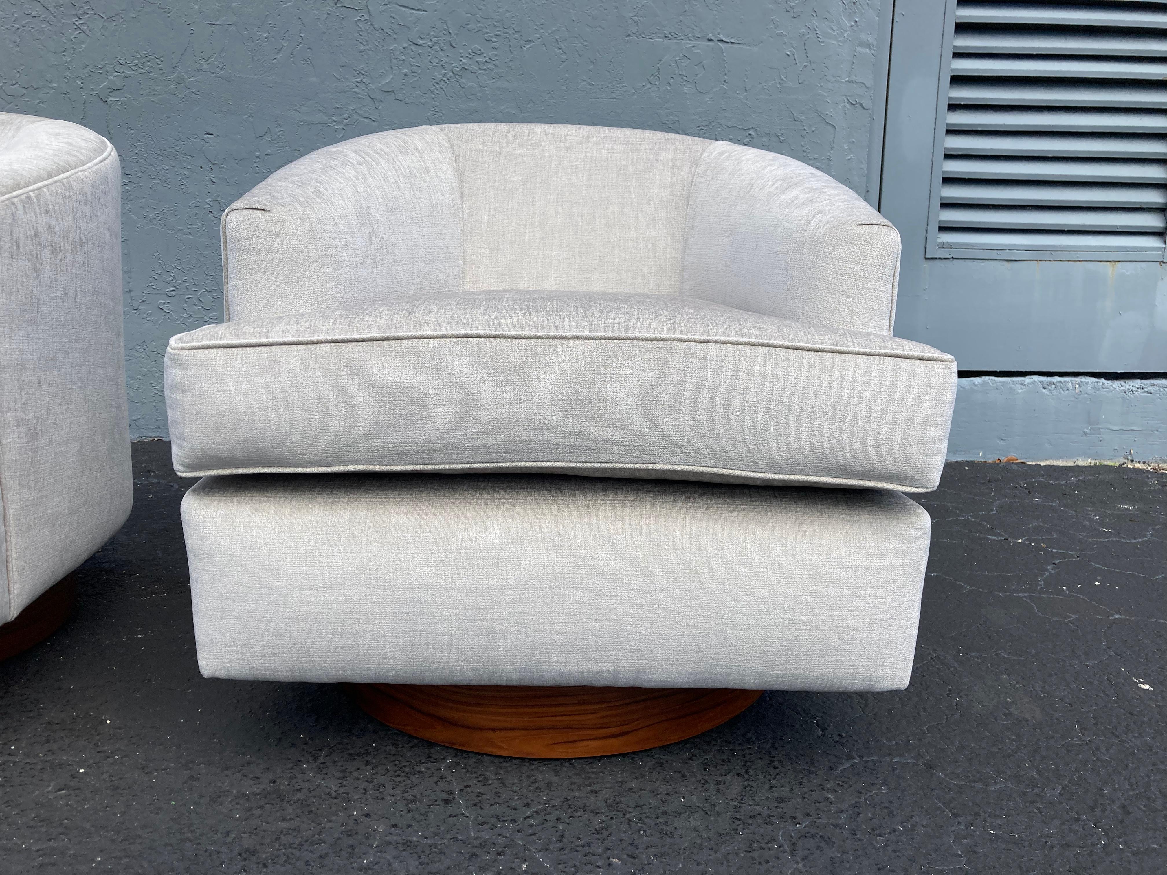 Sillas de salón giratorias al estilo de Milo Baughman, palisandro en venta 2