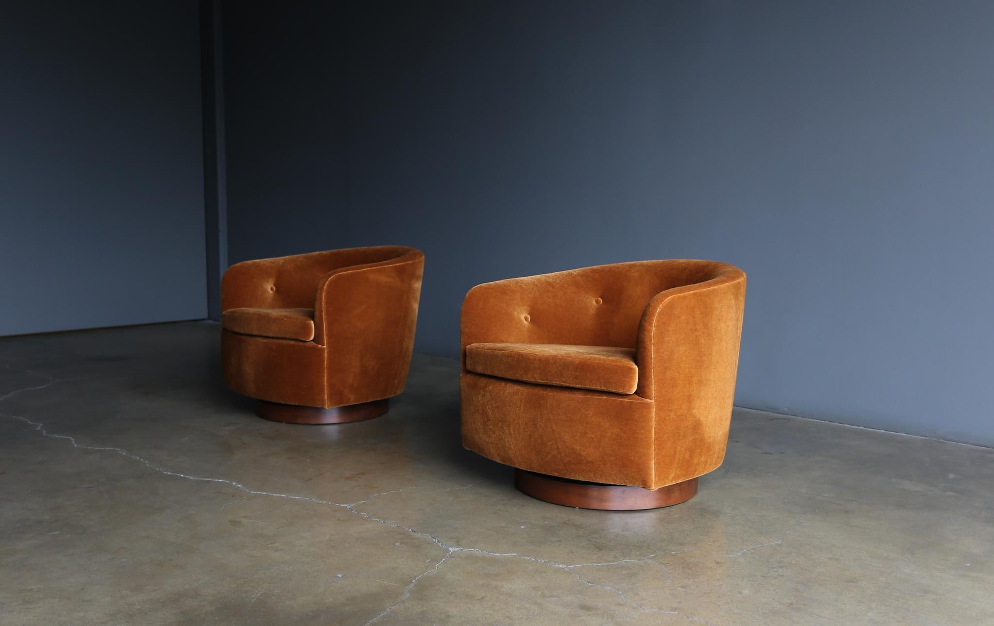 Chaises pivotantes et basculantes Milo Baughman en mohair cannelle pour Thayer Coggin, vers 1975.  Cette paire a été professionnellement restaurée. 