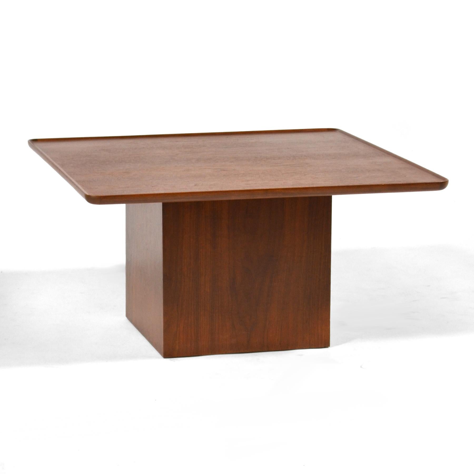 This handsome walnut Milo Baughman table by Arch Gordon has a top with a raised lip edge supported by a cube shaped pedestal base. Nicely scaled, it can serve either as an end table or a small coffee table.