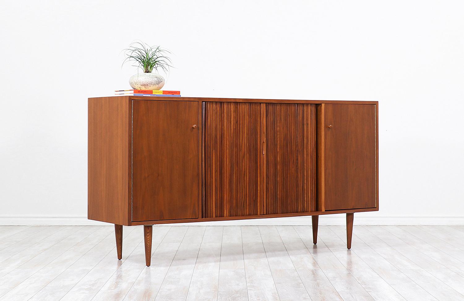 Milo Baughman Tambour-Door Credenza with Lacquered Drawers for Glenn of Cal. In Excellent Condition In Los Angeles, CA