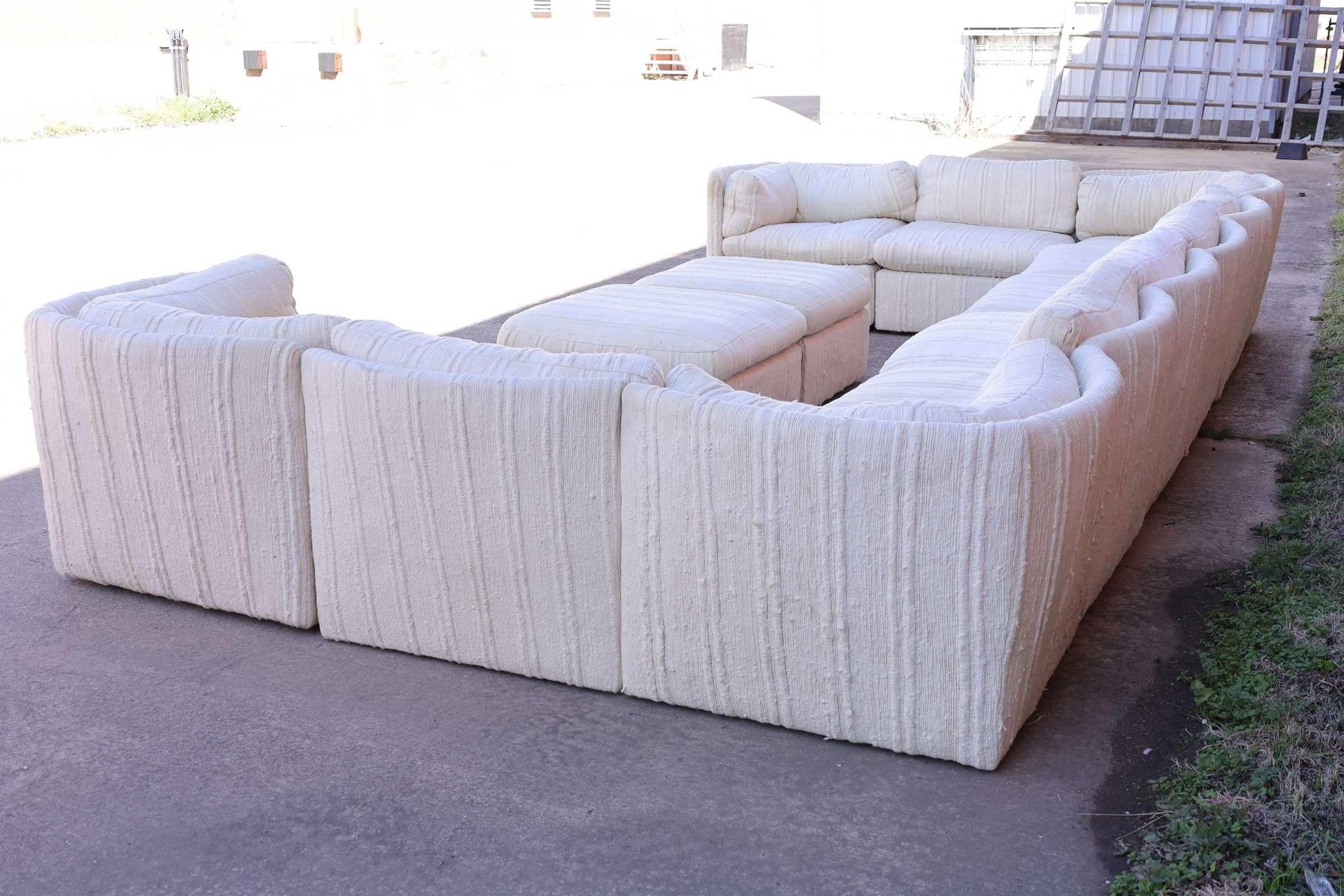 Un canapé super beau et super confortable. Sectionnelle Milo Baughman for Thayer Pit, composée de 12 pièces, dont 4 pièces d'angle, six sections sans bras et deux ottomans. Ce canapé devra être récupéré, et nous pouvons vous aider à le faire. Ils