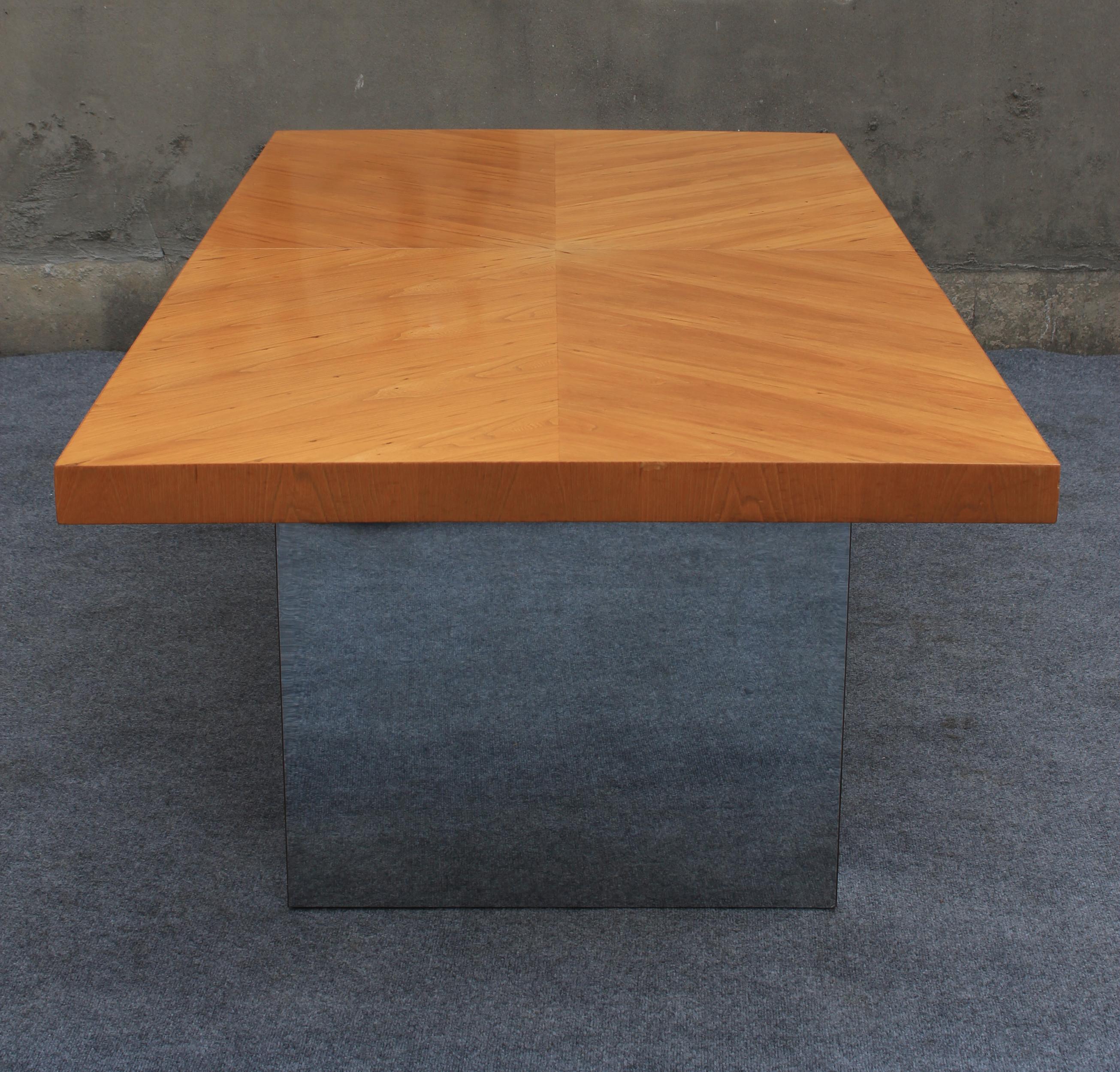 Dieser Tisch wurde in den späten 1960er Jahren von Milo Baughman entworfen und von Thayer Coggin hergestellt. Seitdem wurde dieses Design kopiert und Tausende von zeitgenössischen Versionen wurden produziert. Dies ist dem weit verbreiteten Ruhm von