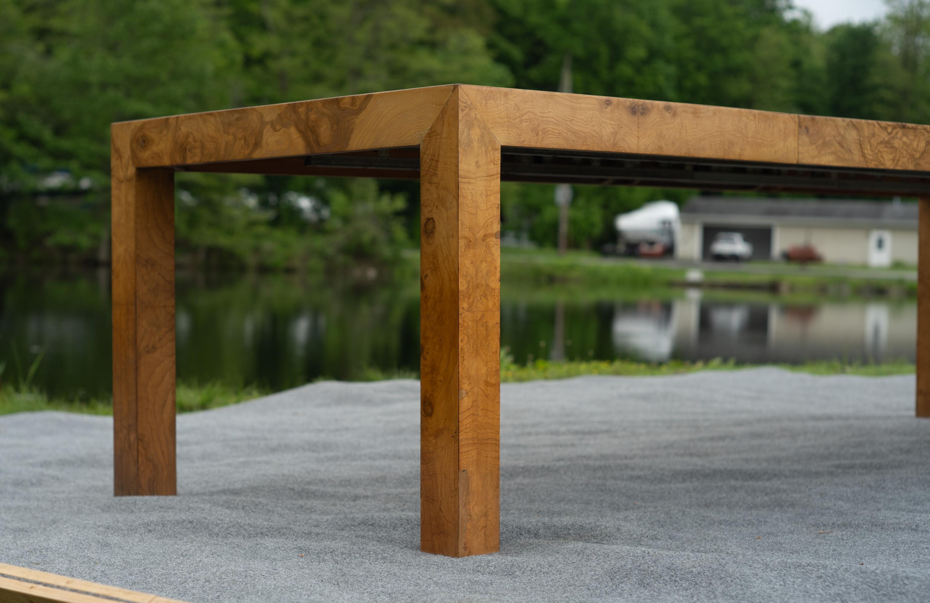 Milo Baughman - Thayer Coggin Mesa de comedor extragrande Parsons Burl con 2 hojas en venta 5