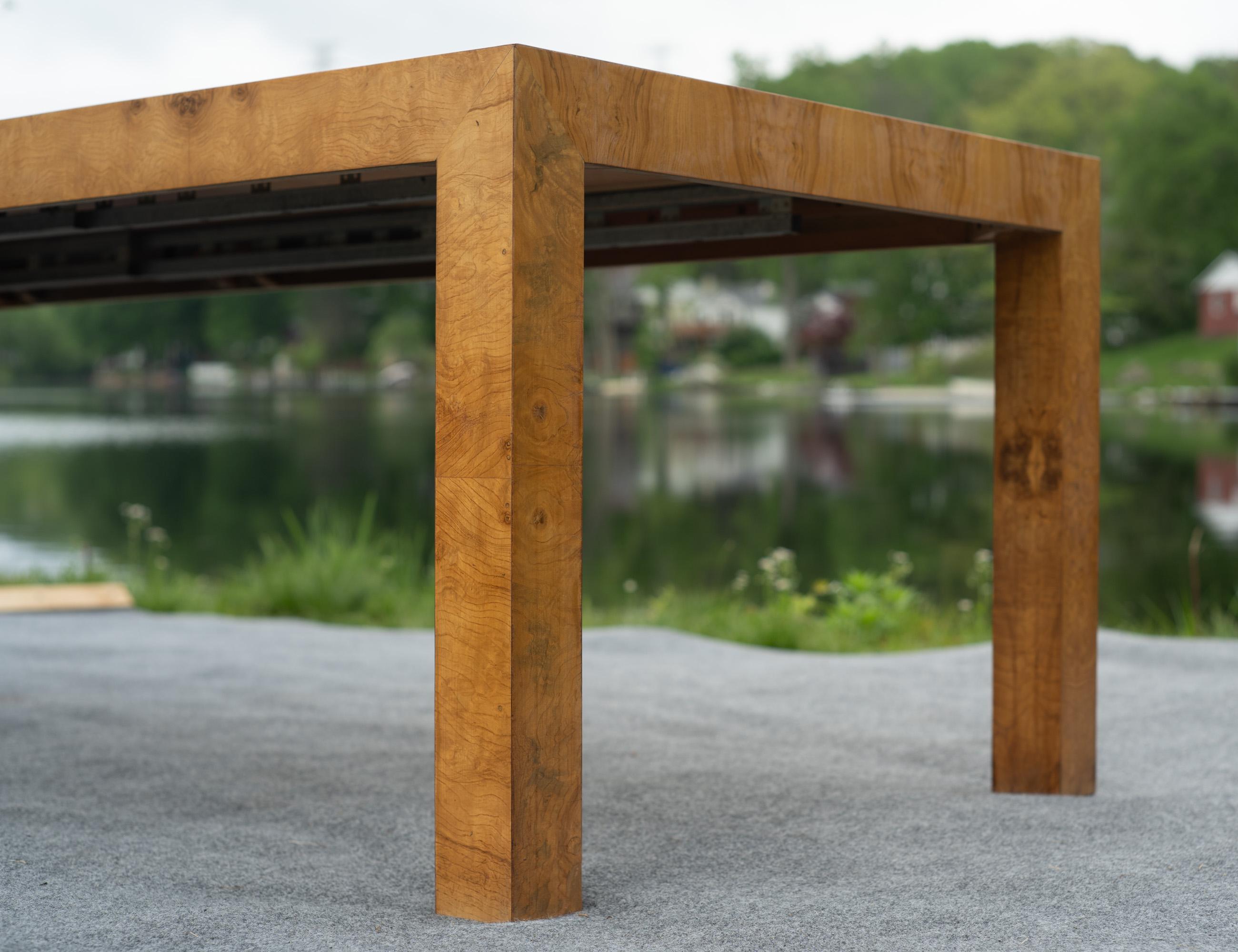Milo Baughman - Thayer Coggin Mesa de comedor extragrande Parsons Burl con 2 hojas en venta 6