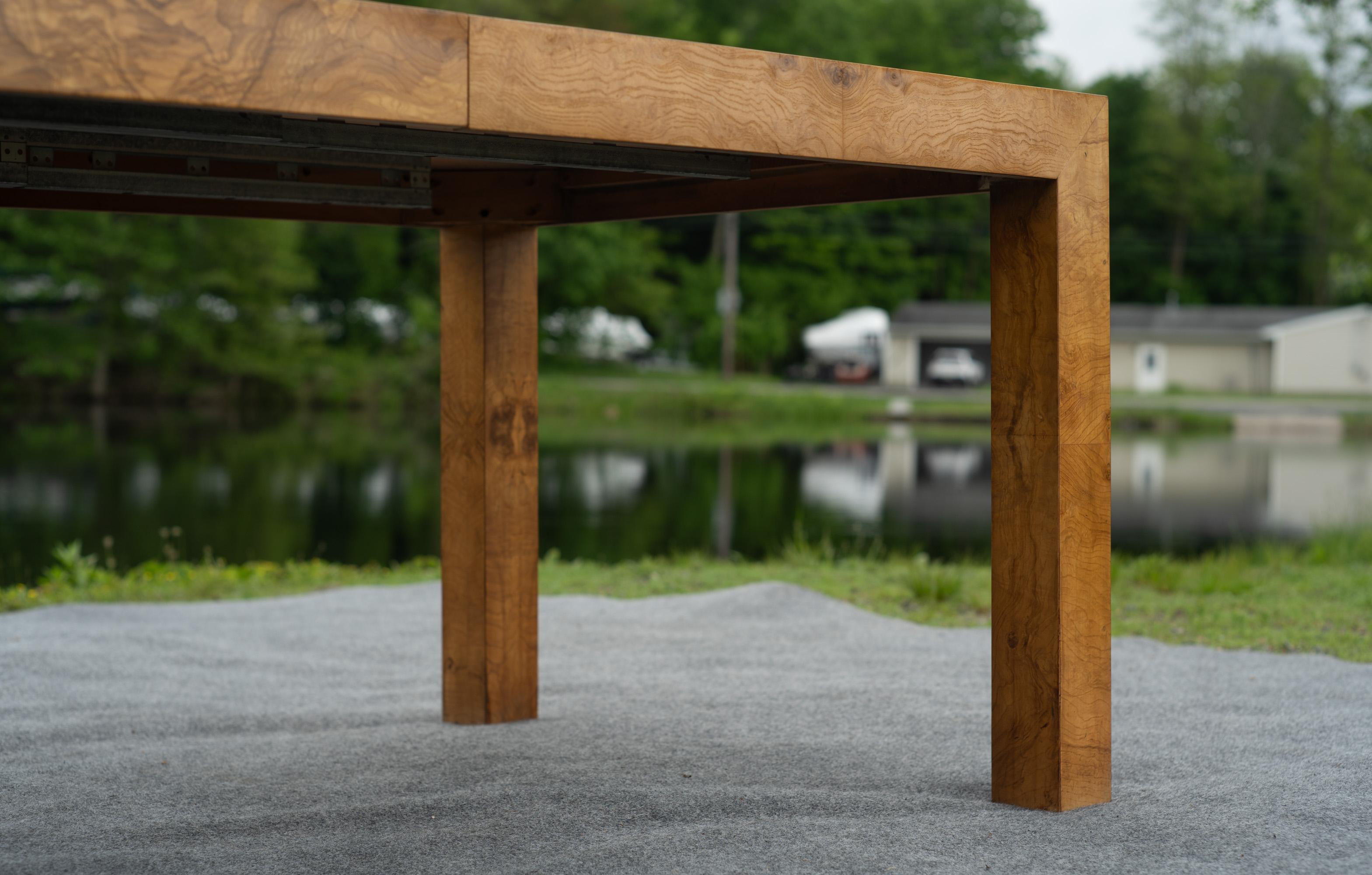 Milo Baughman - Thayer Coggin Mesa de comedor extragrande Parsons Burl con 2 hojas en venta 7