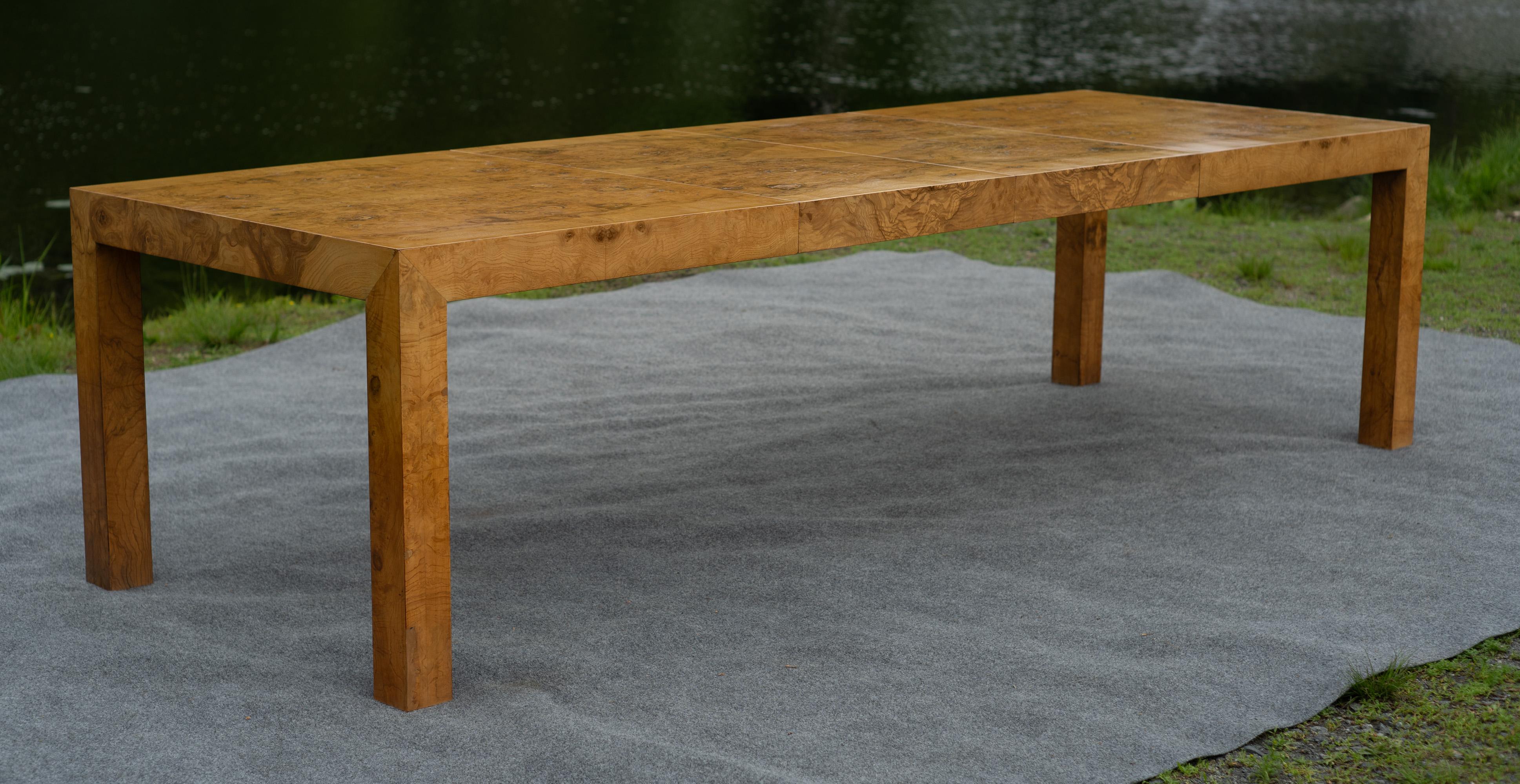 Milo Baughman - Thayer Coggin Mesa de comedor extragrande Parsons Burl con 2 hojas Moderno de mediados de siglo en venta