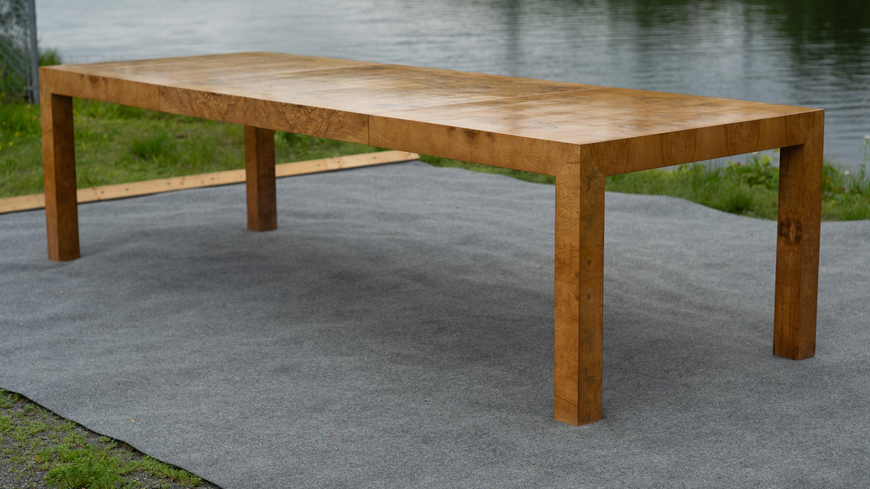 Milo Baughman - Thayer Coggin Mesa de comedor extragrande Parsons Burl con 2 hojas Estadounidense en venta