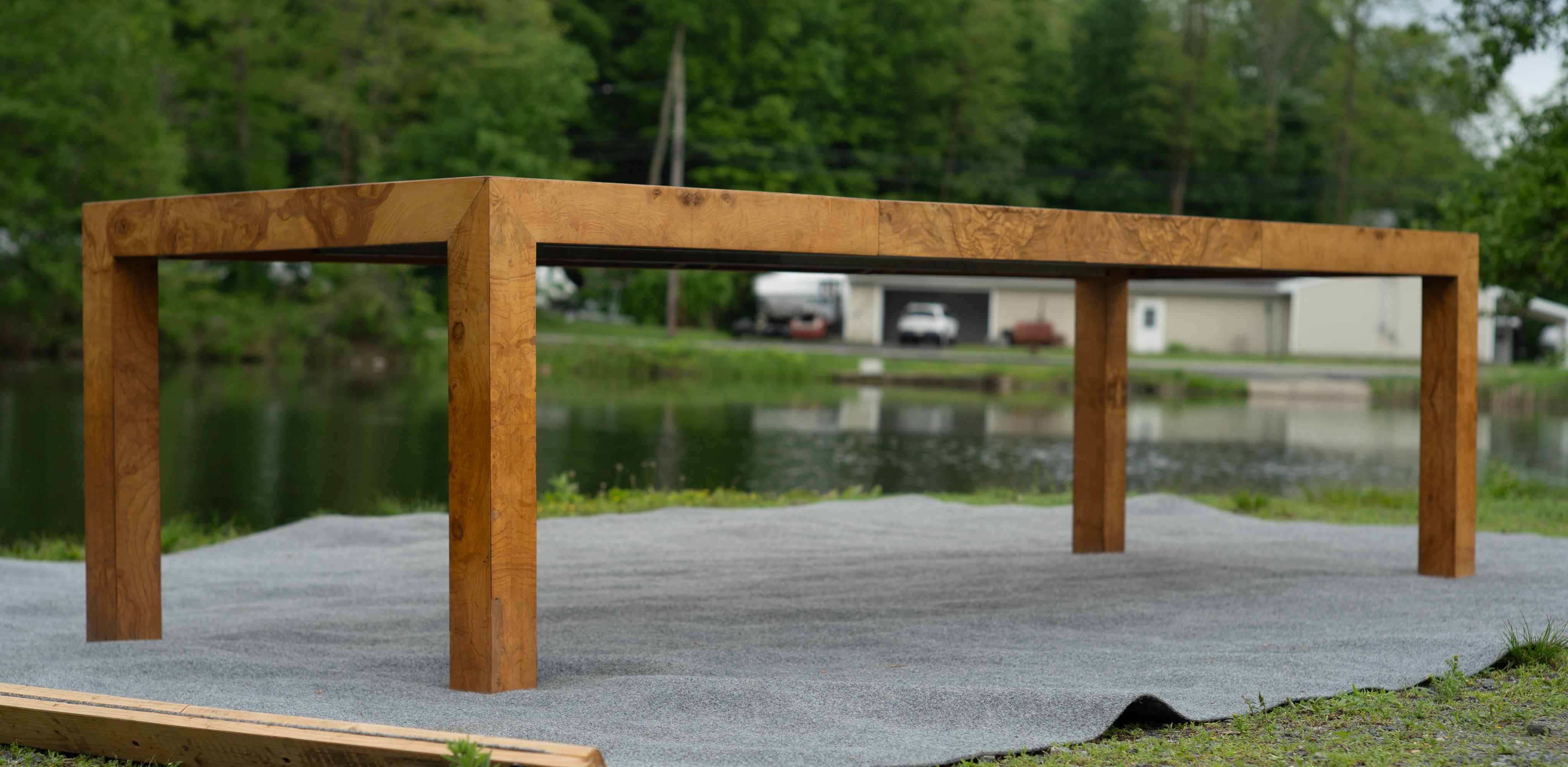 Milo Baughman - Thayer Coggin Mesa de comedor extragrande Parsons Burl con 2 hojas finales del siglo XX en venta