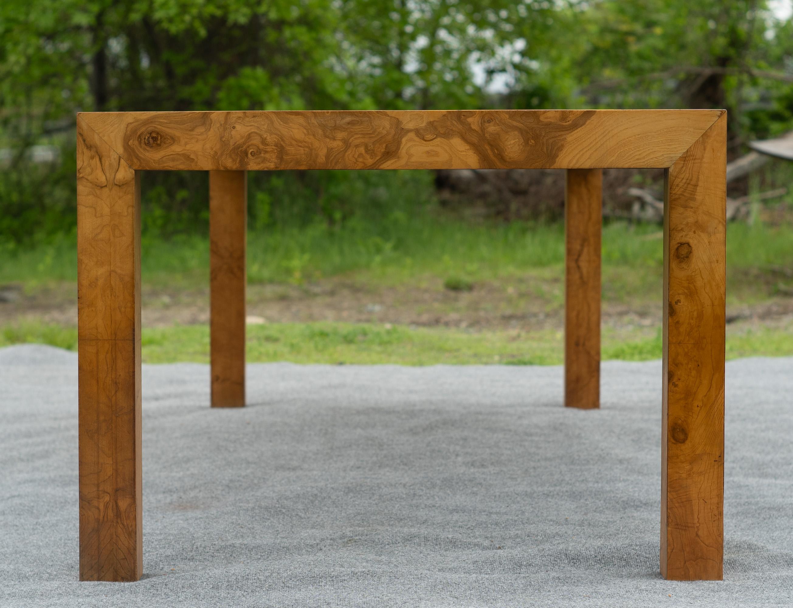 Milo Baughman - Thayer Coggin Mesa de comedor extragrande Parsons Burl con 2 hojas Madera de burl en venta