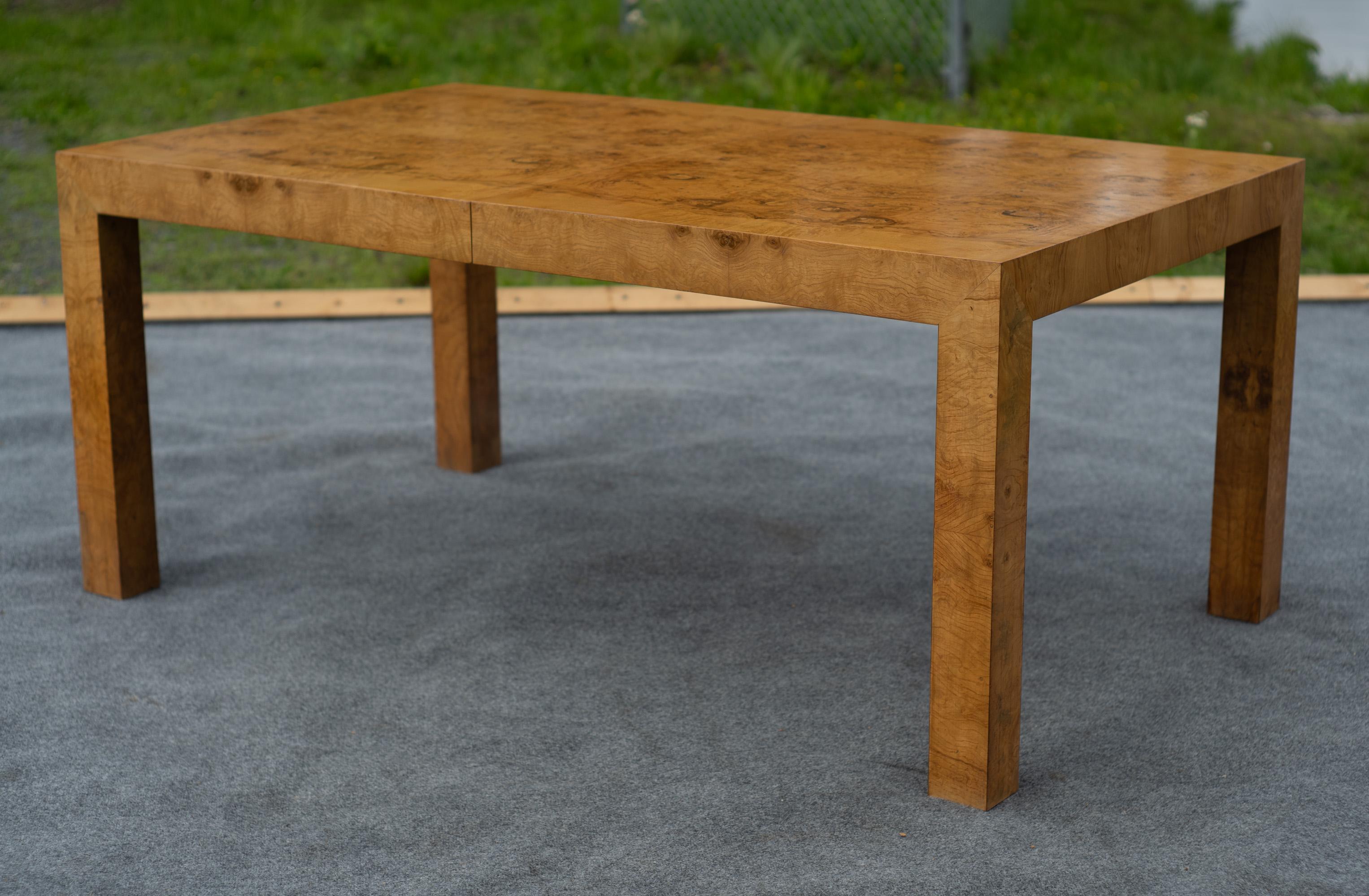 Milo Baughman - Thayer Coggin Mesa de comedor extragrande Parsons Burl con 2 hojas en venta 2