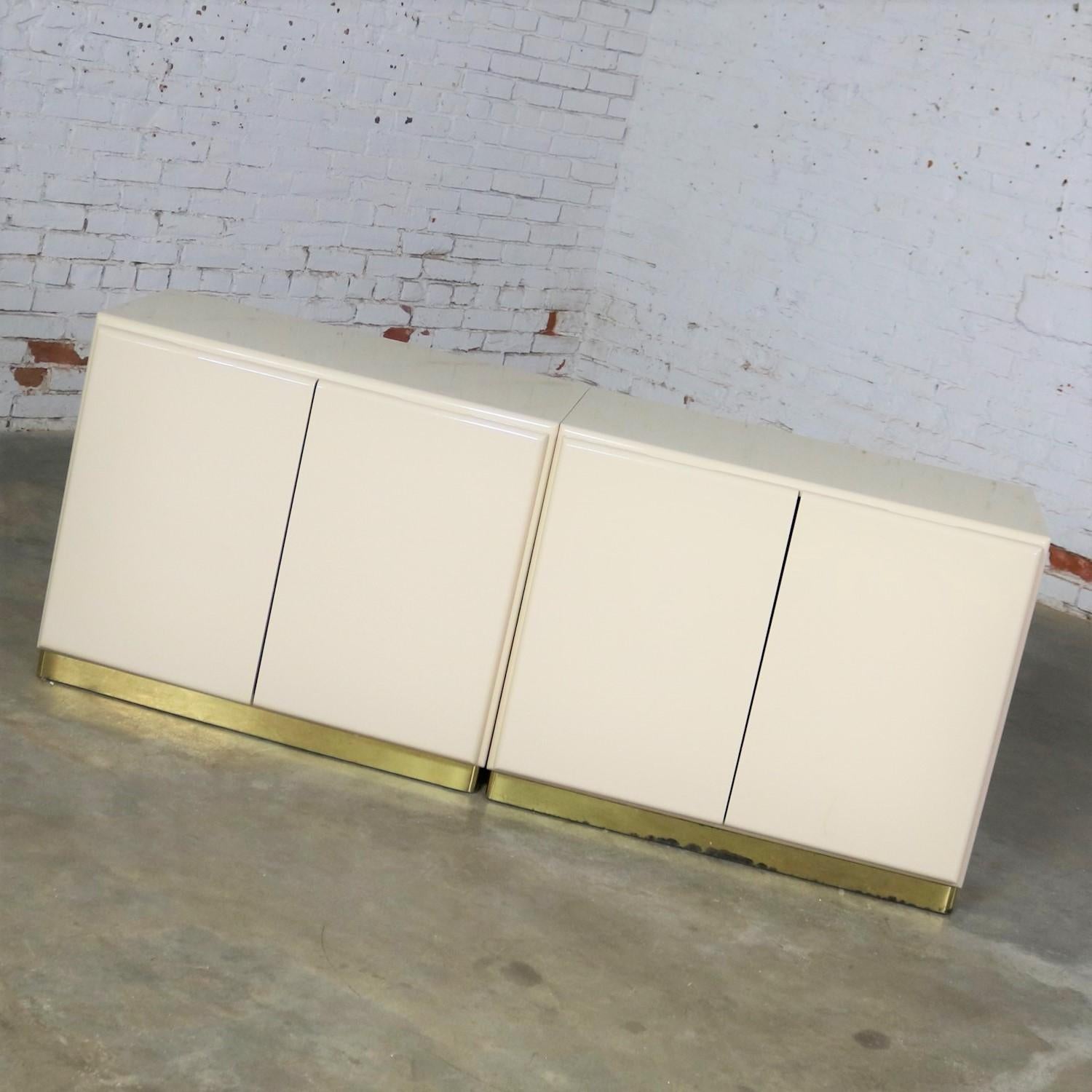 Milo Baughman Thayer Coggin Ivory Lacquered Set of 7, 5 Cabinets 2 Corner Units In Good Condition In Topeka, KS