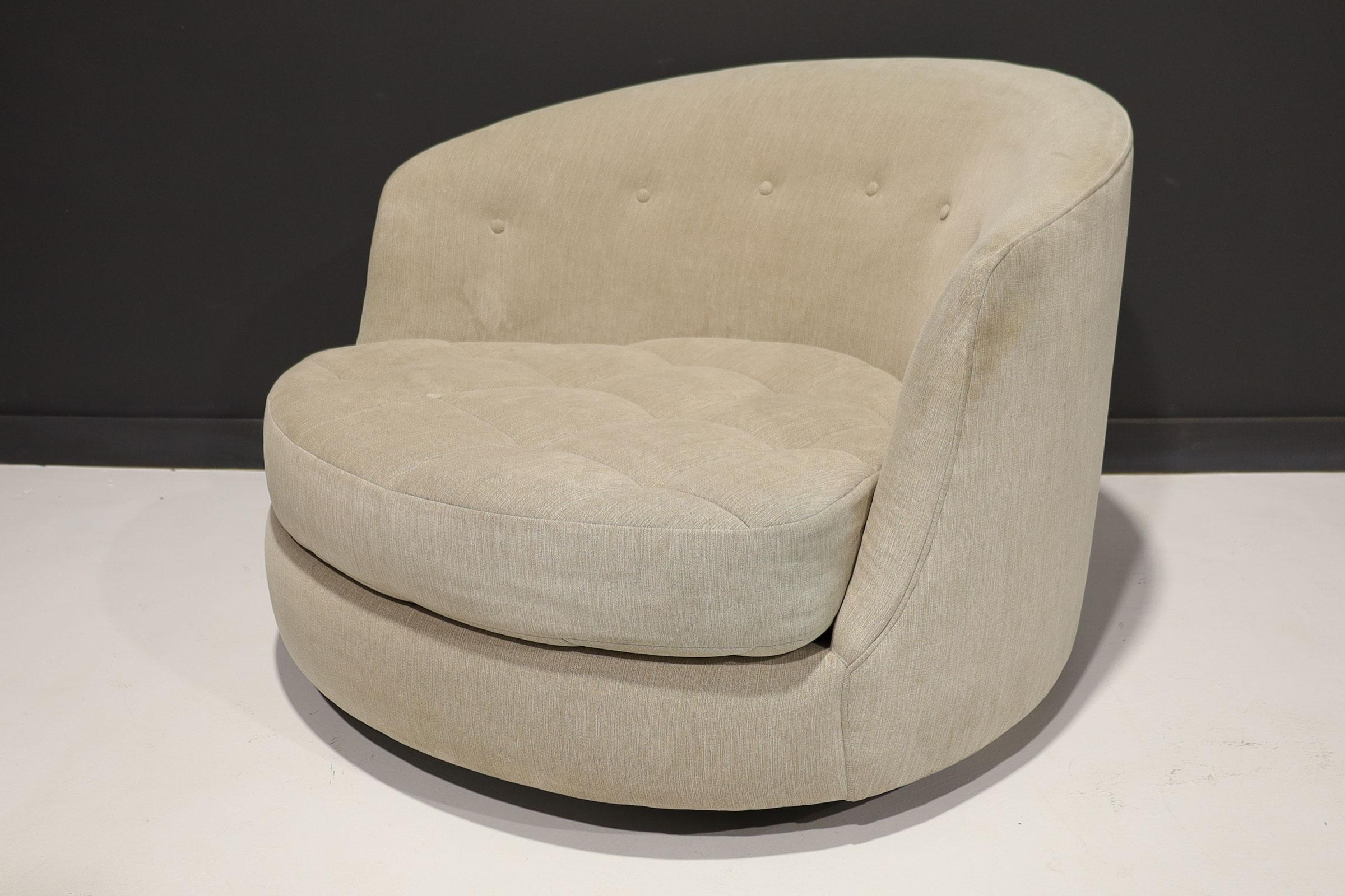 Mid-Century Modern Milo Baughman Thayer Coggin Large Tub Swivel Chair in Beige