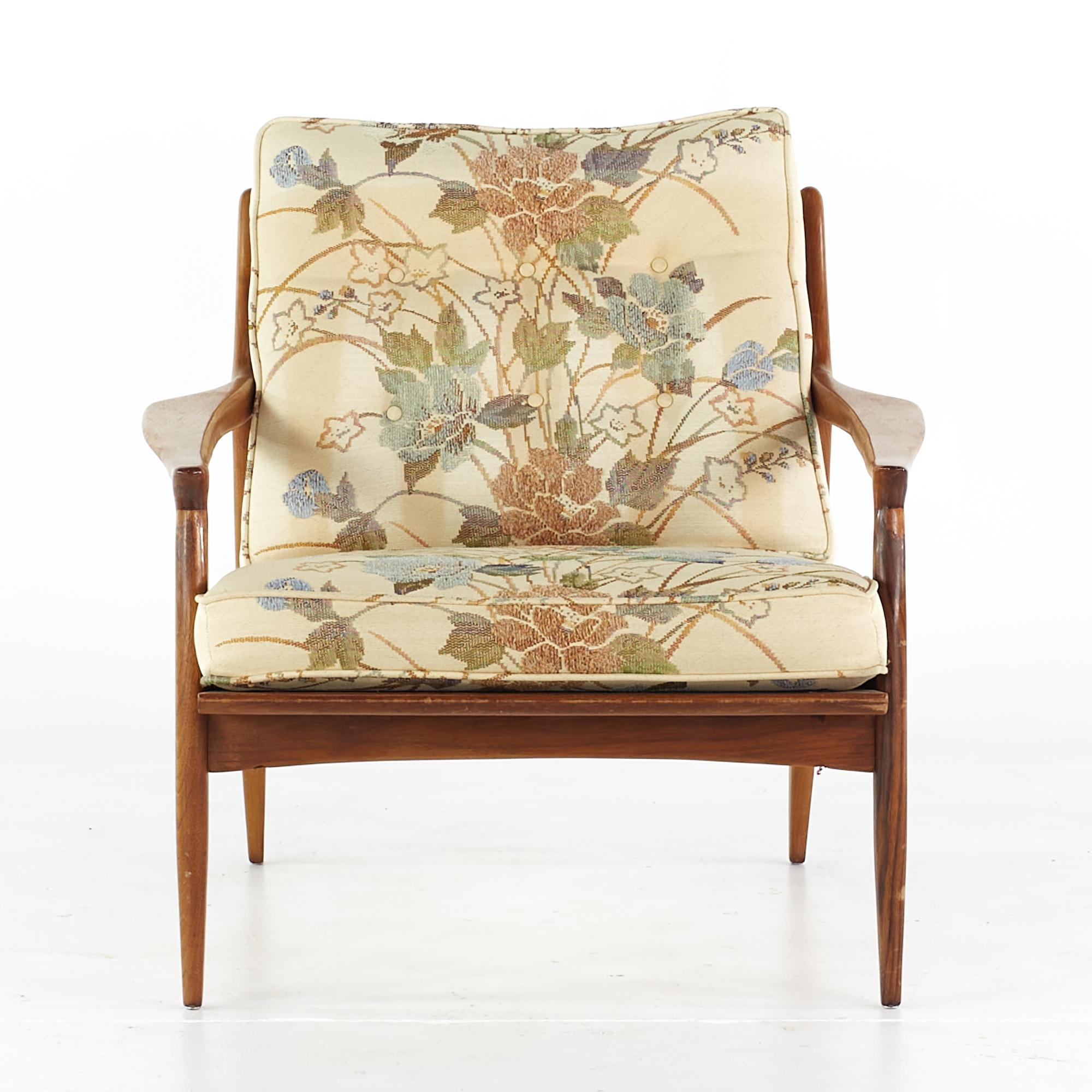 Milo Baughman Thayer Coggin MCM His and Hers Archie Walnut Lounge Chairs - Pair In Good Condition In Countryside, IL