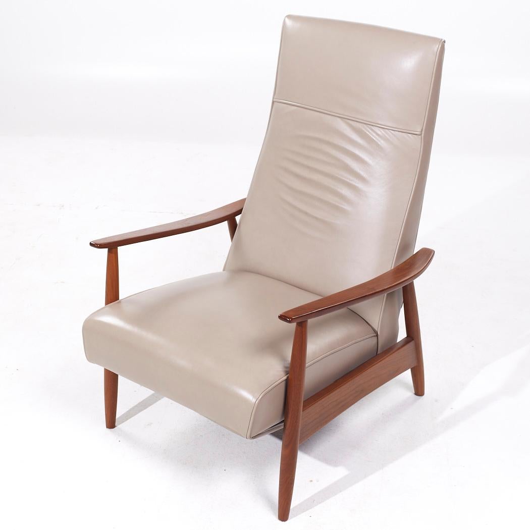 Milo Baughman Thayer Coggin MCM Leather Walnut Lounge Chair Recliner - Pair For Sale 6