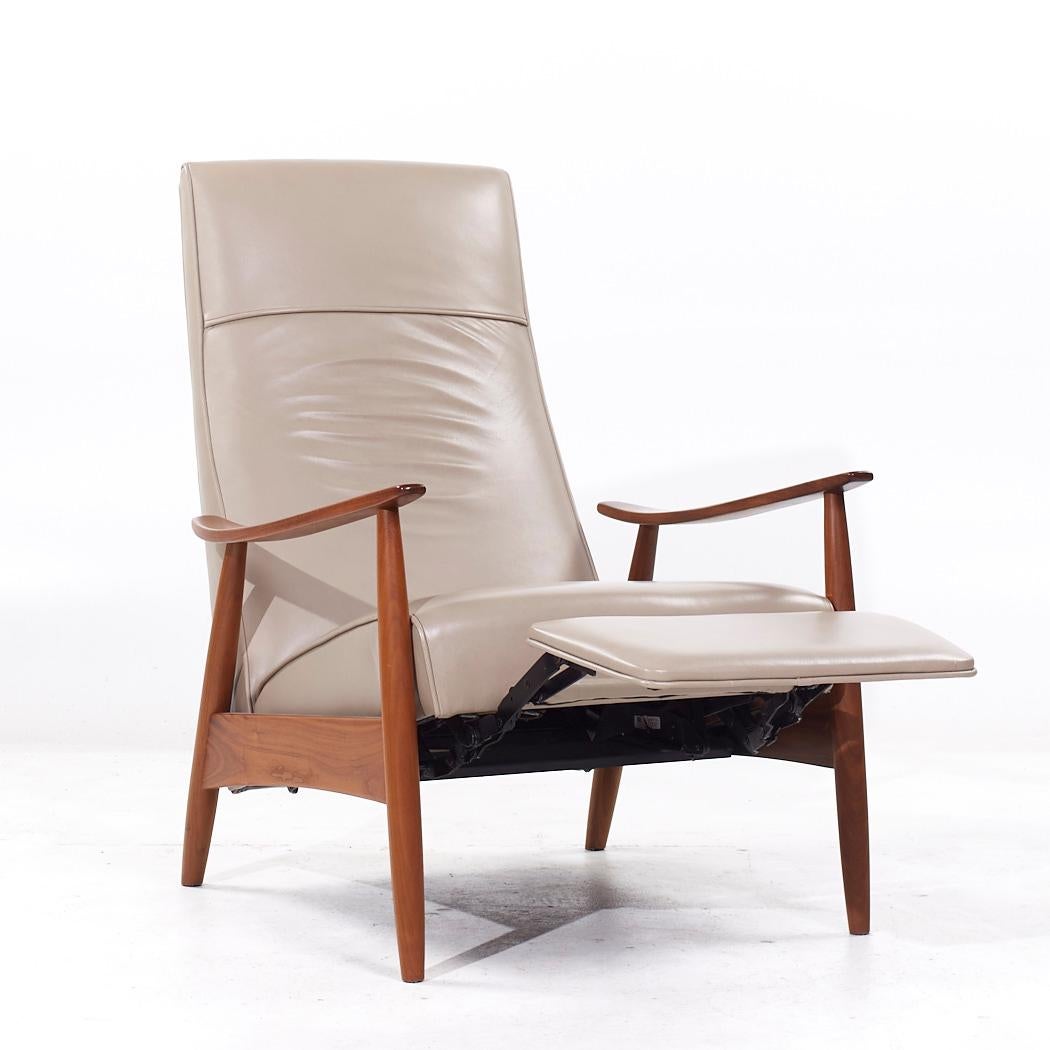 Milo Baughman Thayer Coggin MCM Leather Walnut Lounge Chair Recliner - Pair For Sale 7