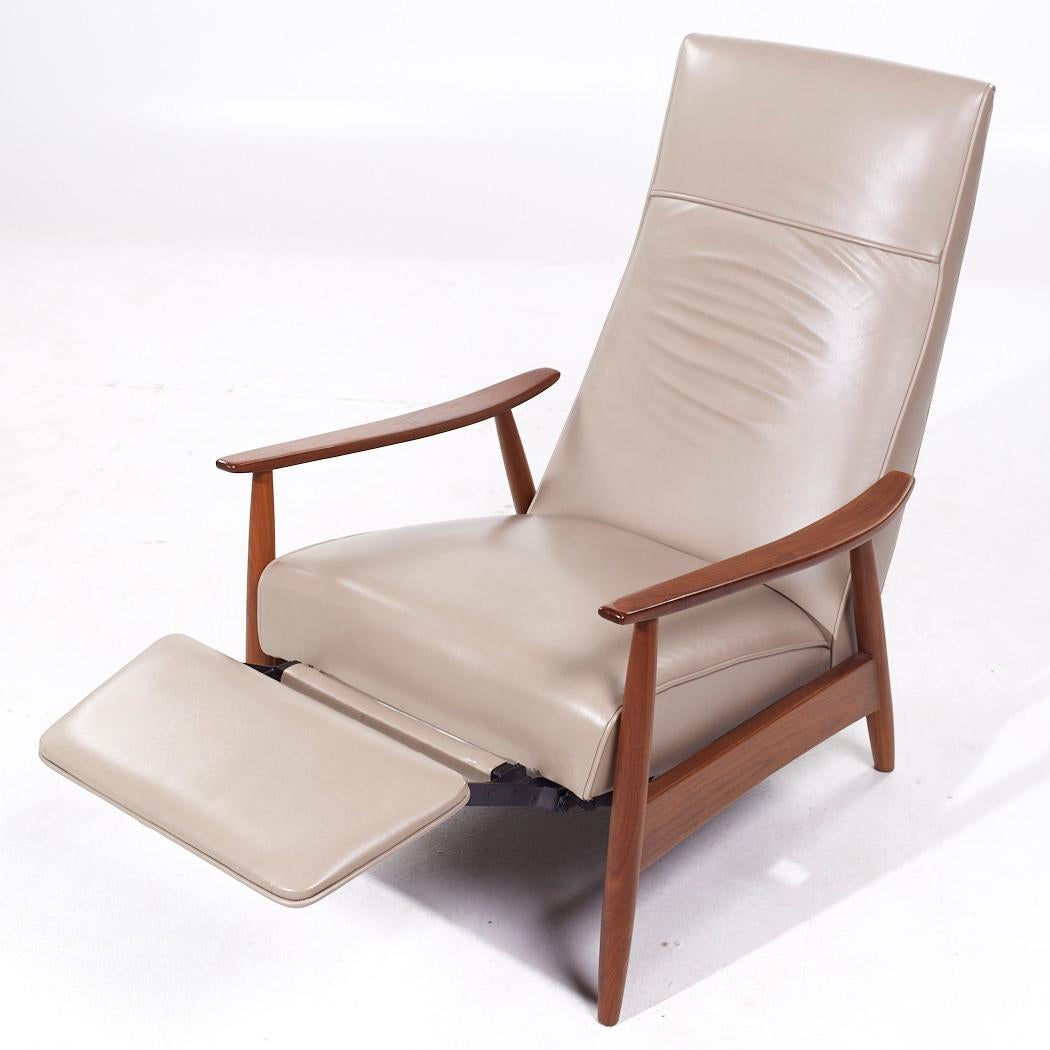 Milo Baughman Thayer Coggin MCM Leather Walnut Lounge Chair Recliner - Pair For Sale 8
