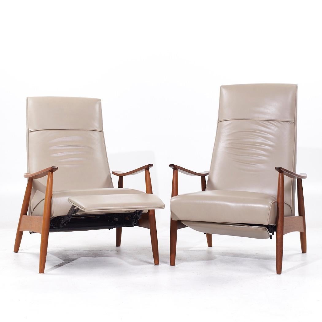 Milo Baughman for Thayer Coggin Mid Century Leather and Walnut Lounge Chair Recliner - Pair

Each chair measures: 26 wide x 32 deep x 41.5 high, with a seat height of 16.5 and arm height/chair clearance 22.5 inches

All pieces of furniture can be