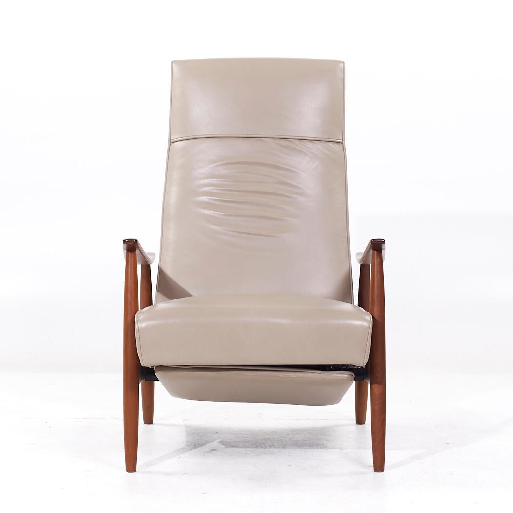 Milo Baughman Thayer Coggin MCM Leather Walnut Lounge Chair Recliner - Pair In Good Condition For Sale In Countryside, IL